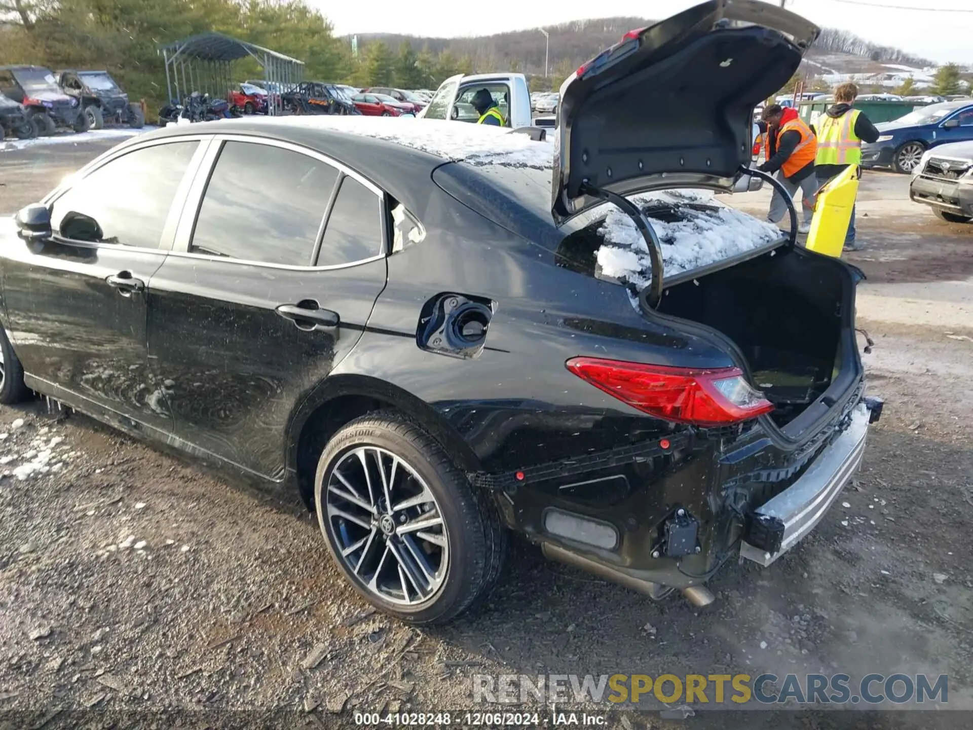 3 fotografías del automóvil dañado 4T1DBADK1SU006264 TOYOTA CAMRY 2025