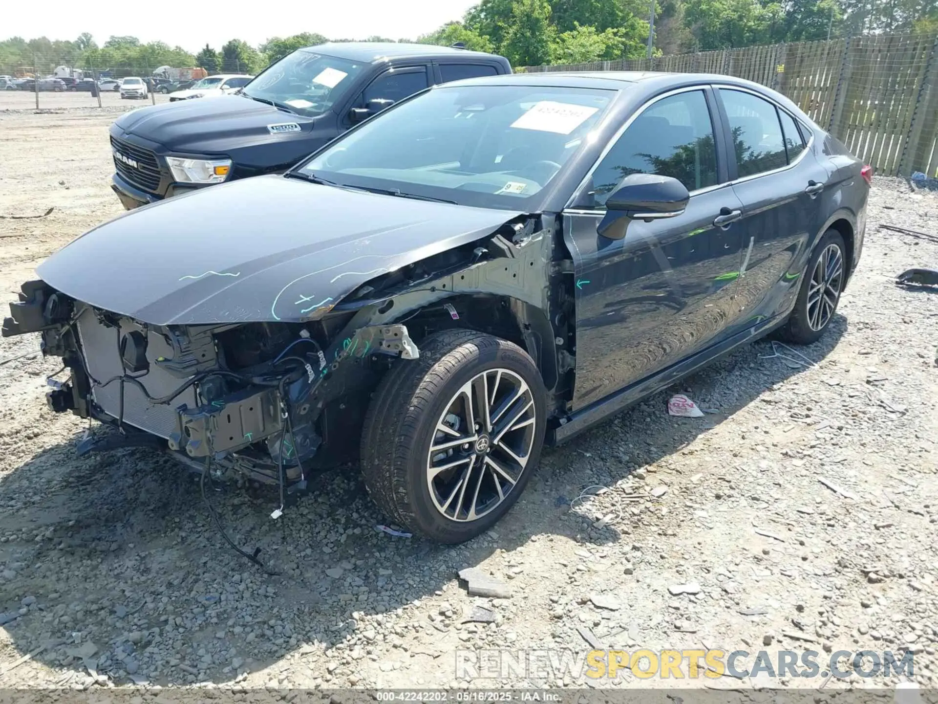 2 fotografías del automóvil dañado 4T1DBADK2SU509561 TOYOTA CAMRY 2025