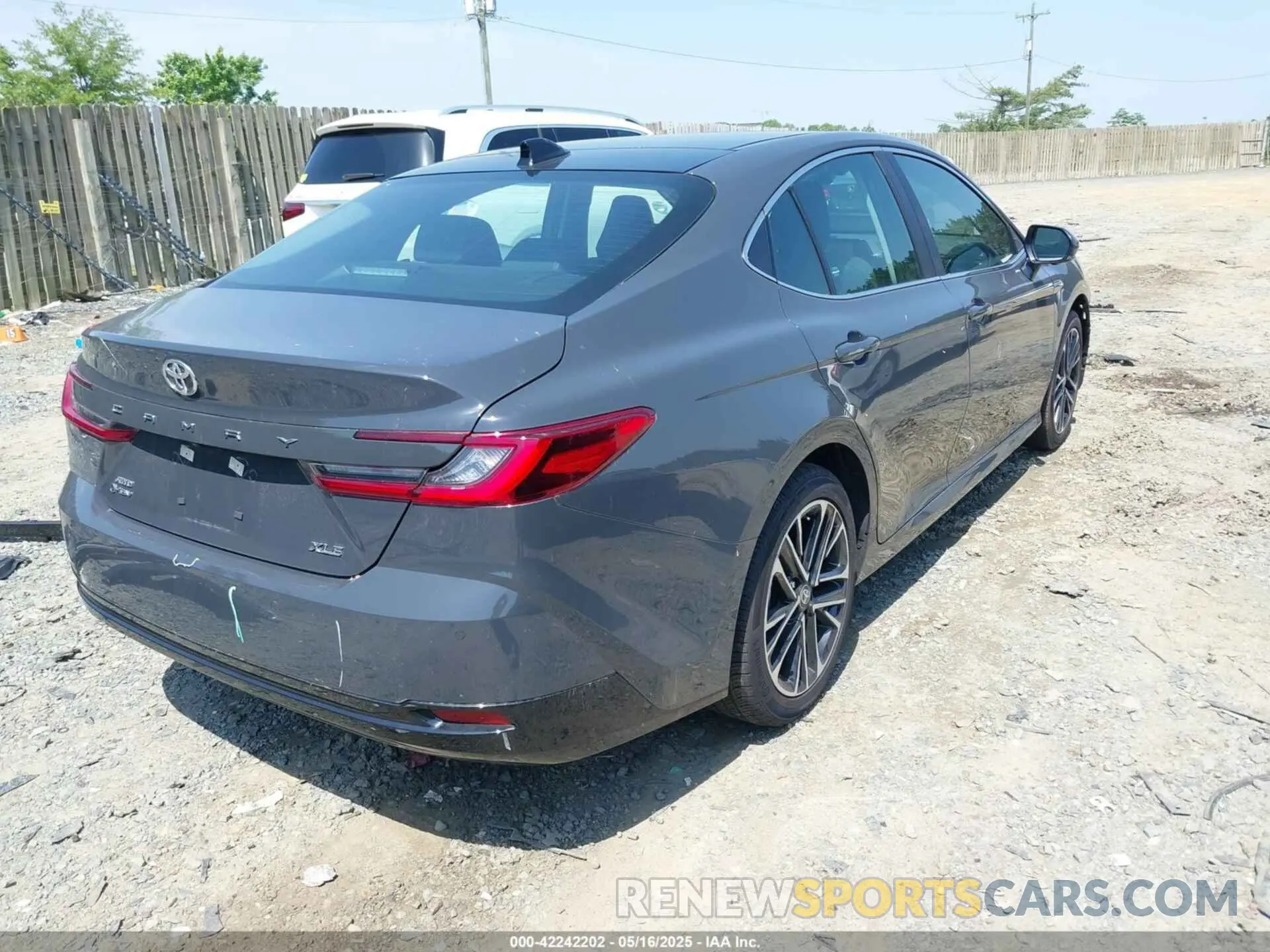4 fotografías del automóvil dañado 4T1DBADK2SU509561 TOYOTA CAMRY 2025
