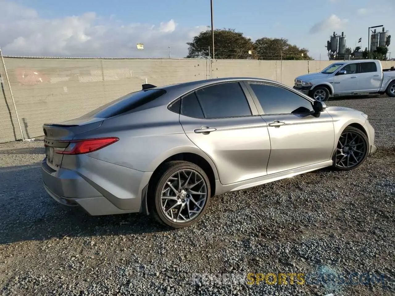 3 fotografías del automóvil dañado 4T1DBADK2SU510631 TOYOTA CAMRY 2025