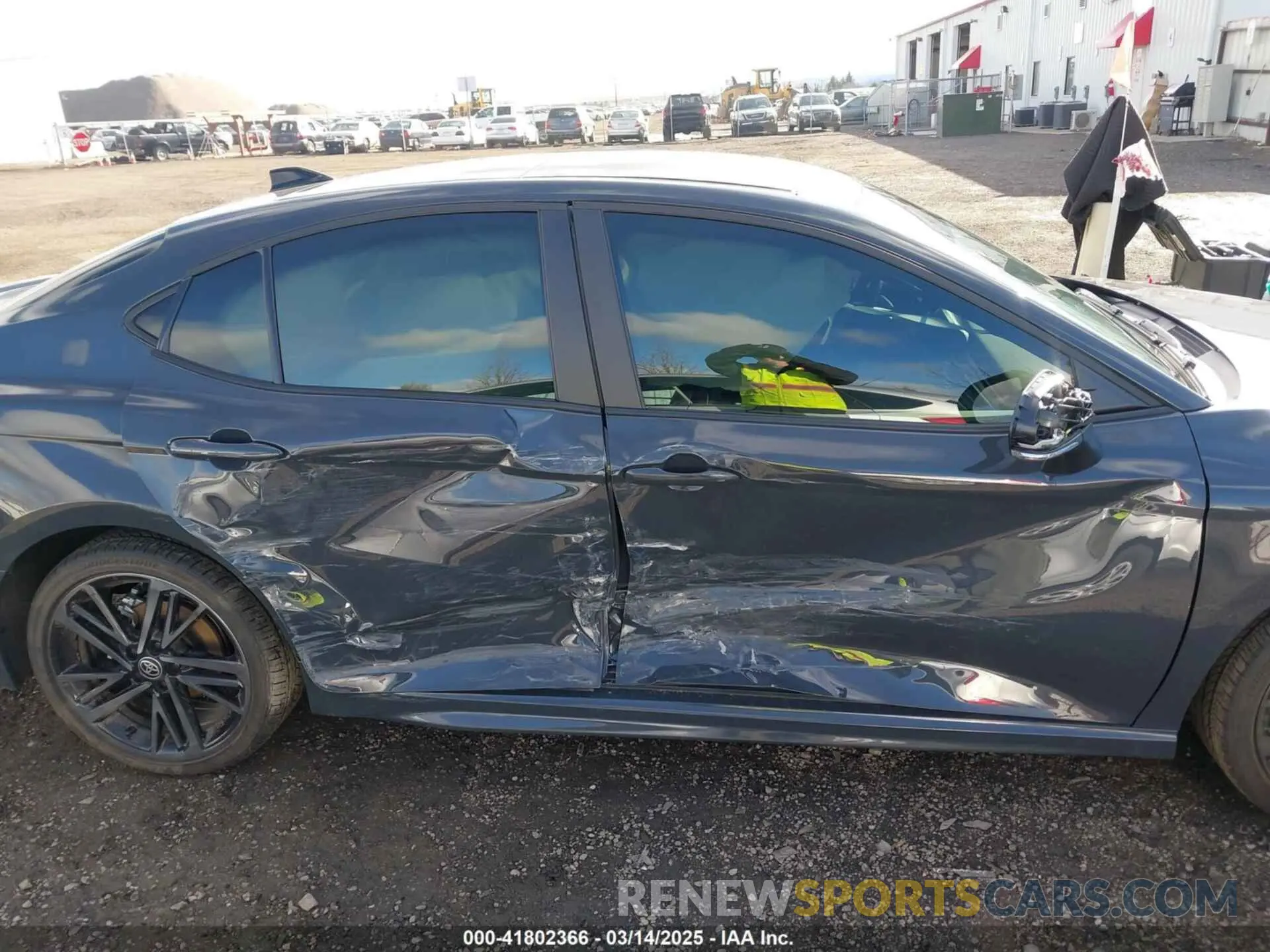 14 fotografías del automóvil dañado 4T1DBADK2SU521774 TOYOTA CAMRY 2025