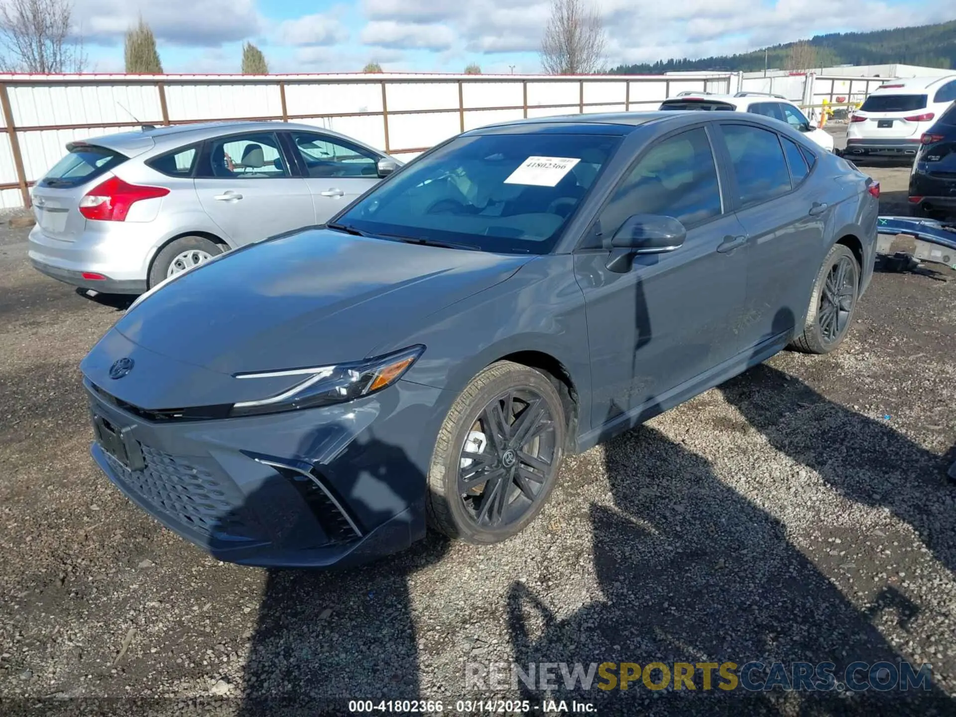 2 fotografías del automóvil dañado 4T1DBADK2SU521774 TOYOTA CAMRY 2025