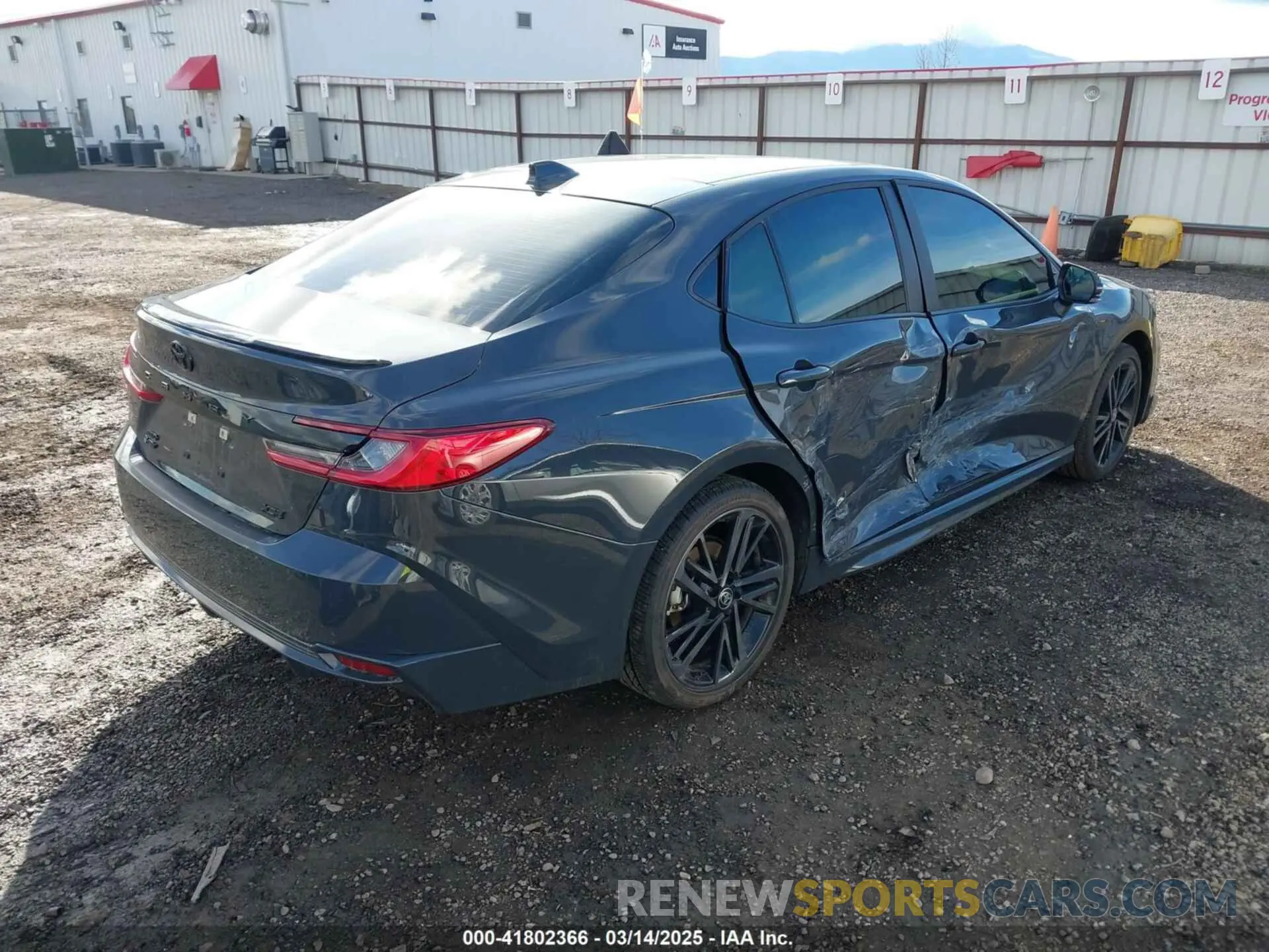 4 fotografías del automóvil dañado 4T1DBADK2SU521774 TOYOTA CAMRY 2025