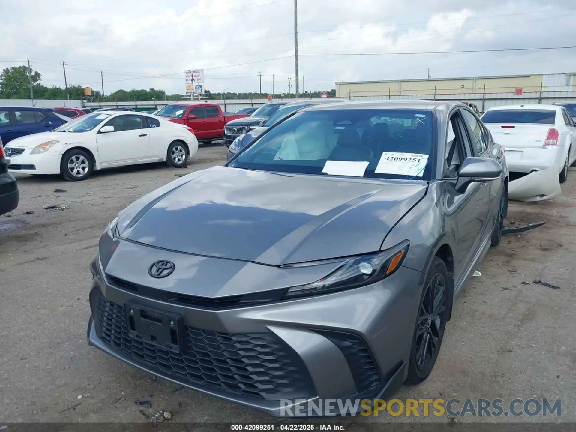 2 fotografías del automóvil dañado 4T1DBADK4SU510470 TOYOTA CAMRY 2025