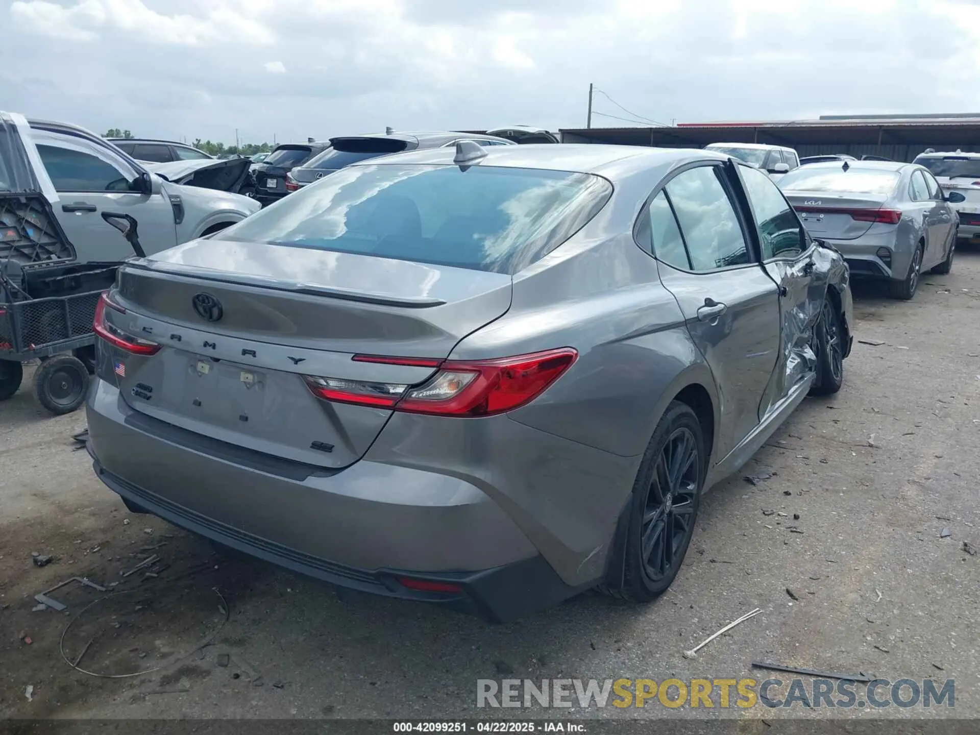 4 fotografías del automóvil dañado 4T1DBADK4SU510470 TOYOTA CAMRY 2025