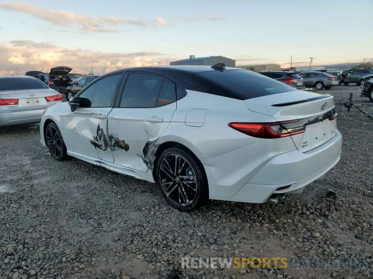 2 fotografías del automóvil dañado 4T1DBADK5SU001312 TOYOTA CAMRY 2025