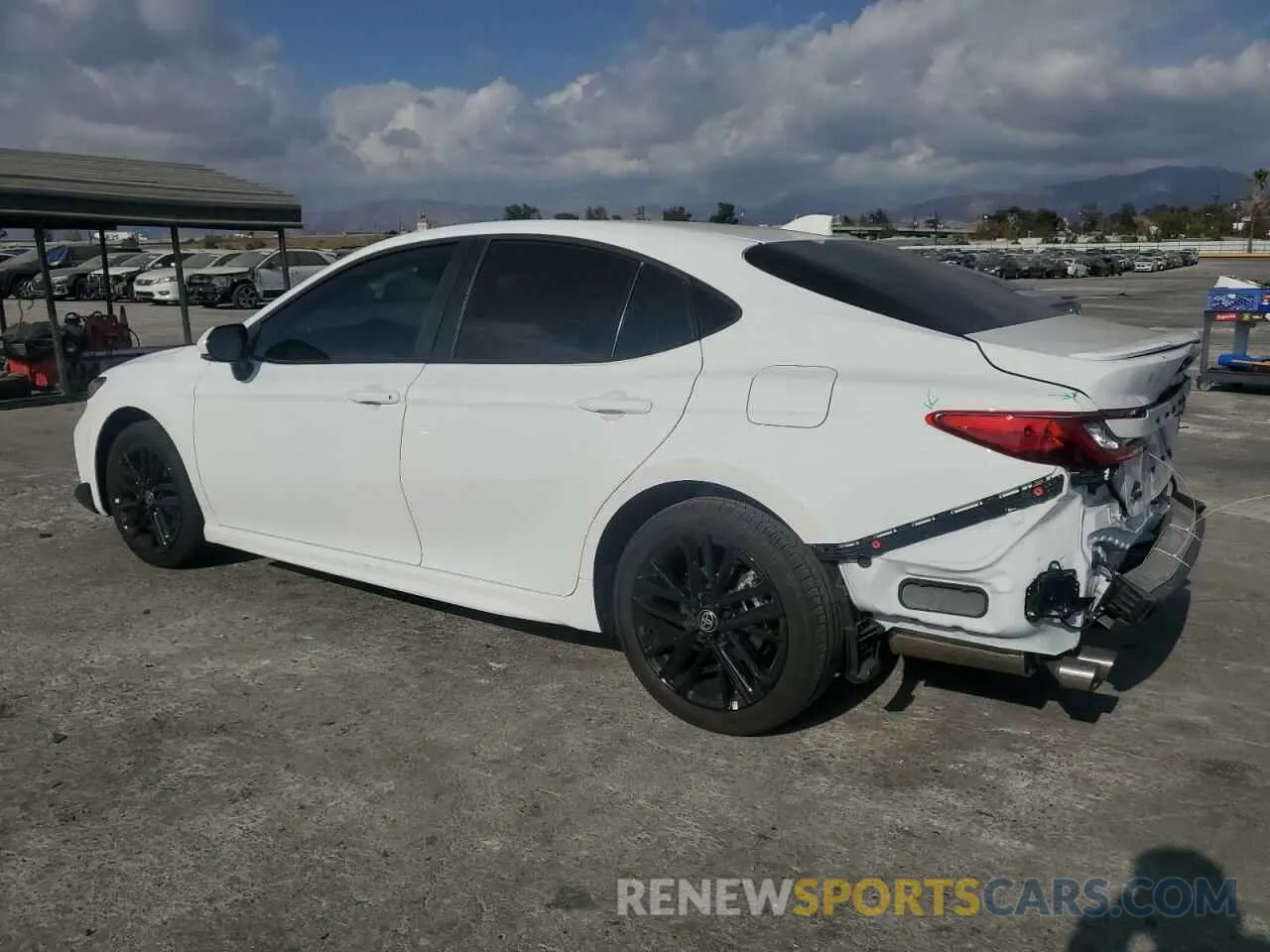 2 fotografías del automóvil dañado 4T1DBADK5SU501020 TOYOTA CAMRY 2025
