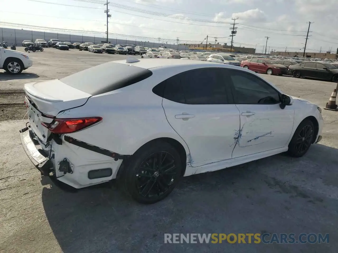 3 fotografías del automóvil dañado 4T1DBADK5SU501020 TOYOTA CAMRY 2025
