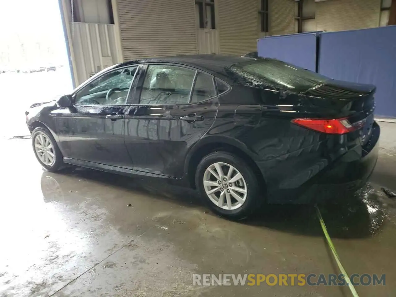 2 fotografías del automóvil dañado 4T1DBADK5SU502796 TOYOTA CAMRY 2025