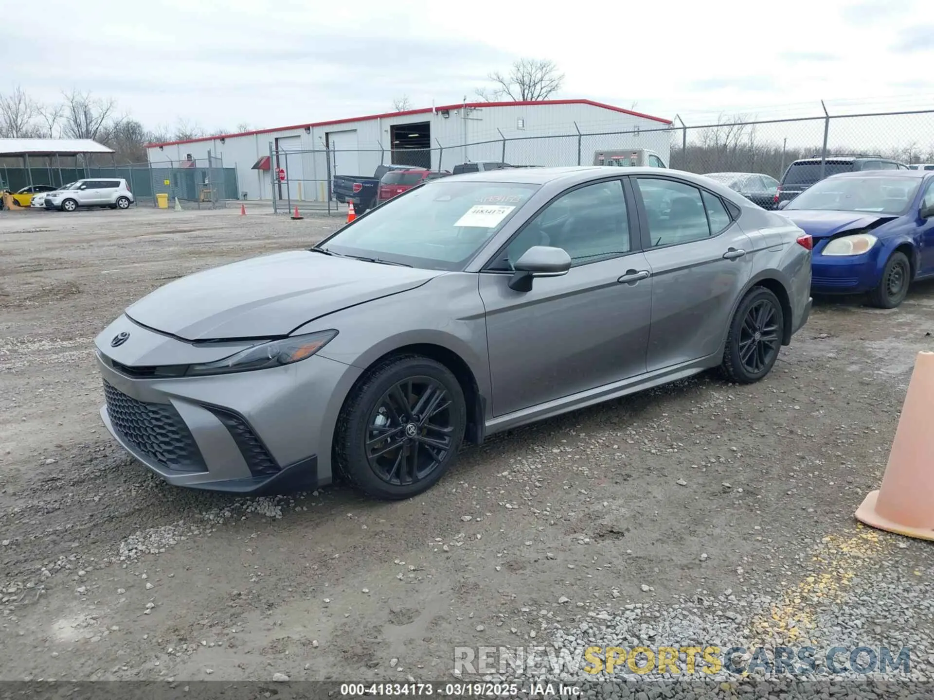 2 fotografías del automóvil dañado 4T1DBADK5SU510042 TOYOTA CAMRY 2025