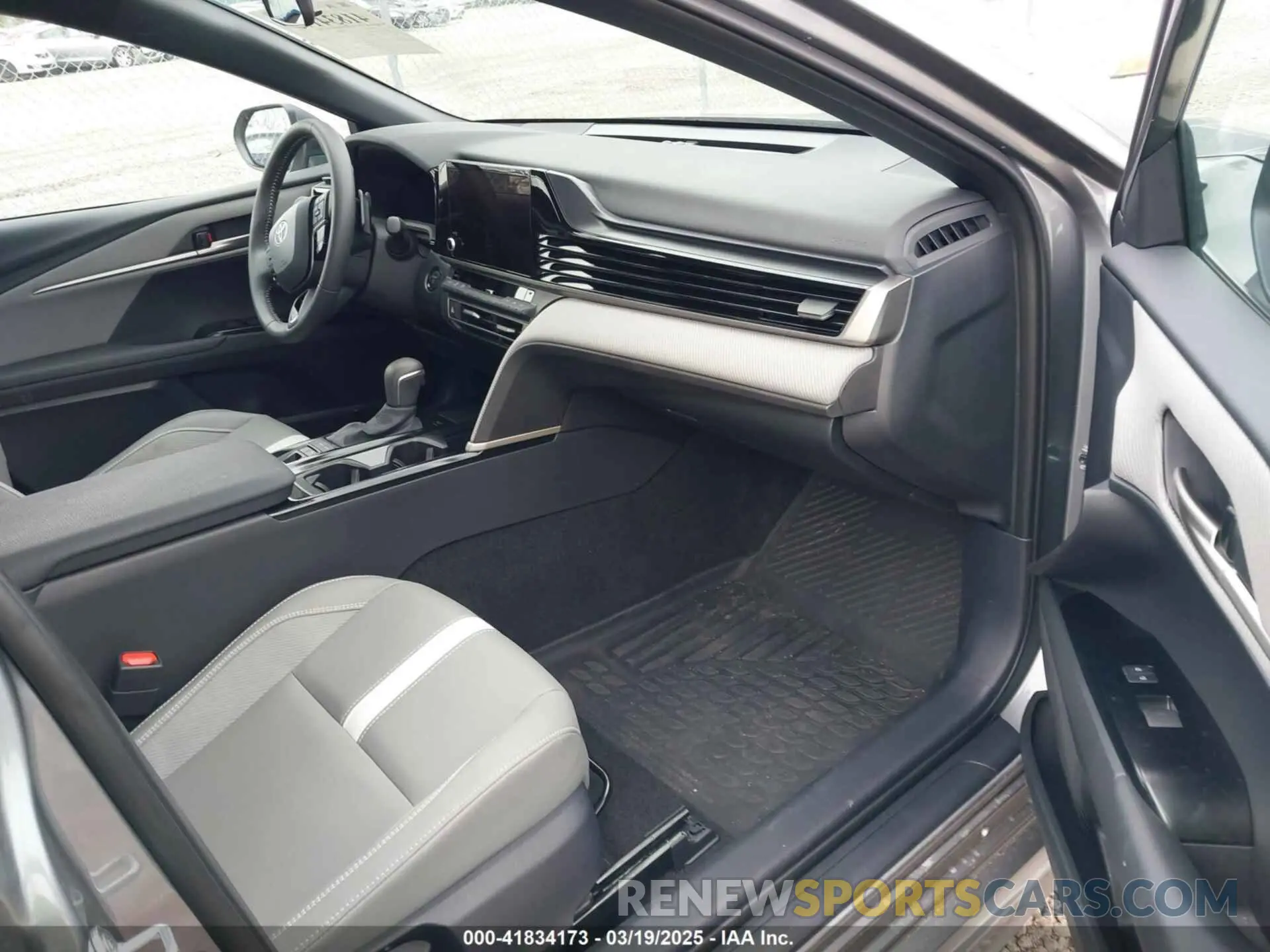 5 fotografías del automóvil dañado 4T1DBADK5SU510042 TOYOTA CAMRY 2025