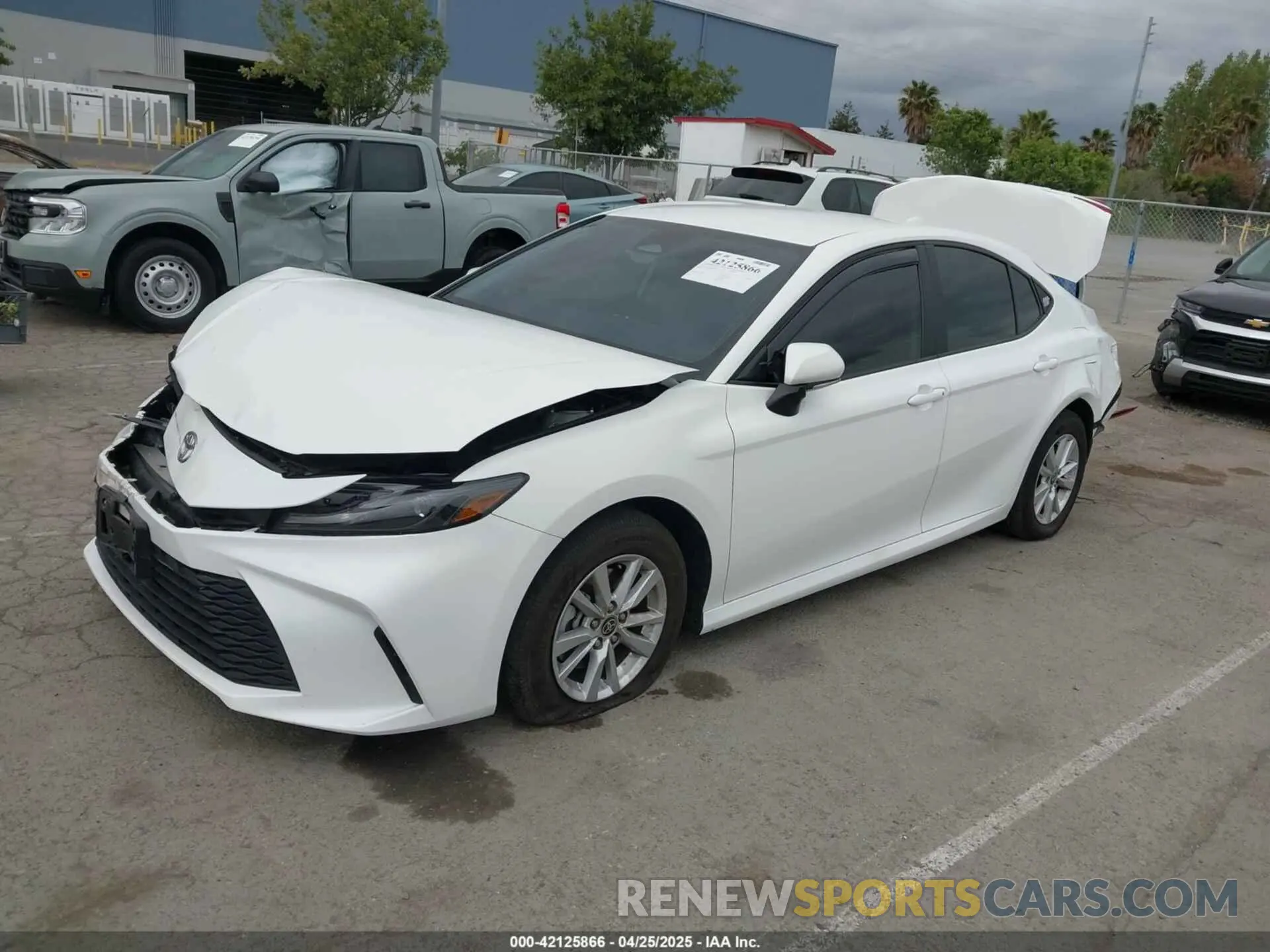 2 fotografías del automóvil dañado 4T1DBADK6SU002775 TOYOTA CAMRY 2025