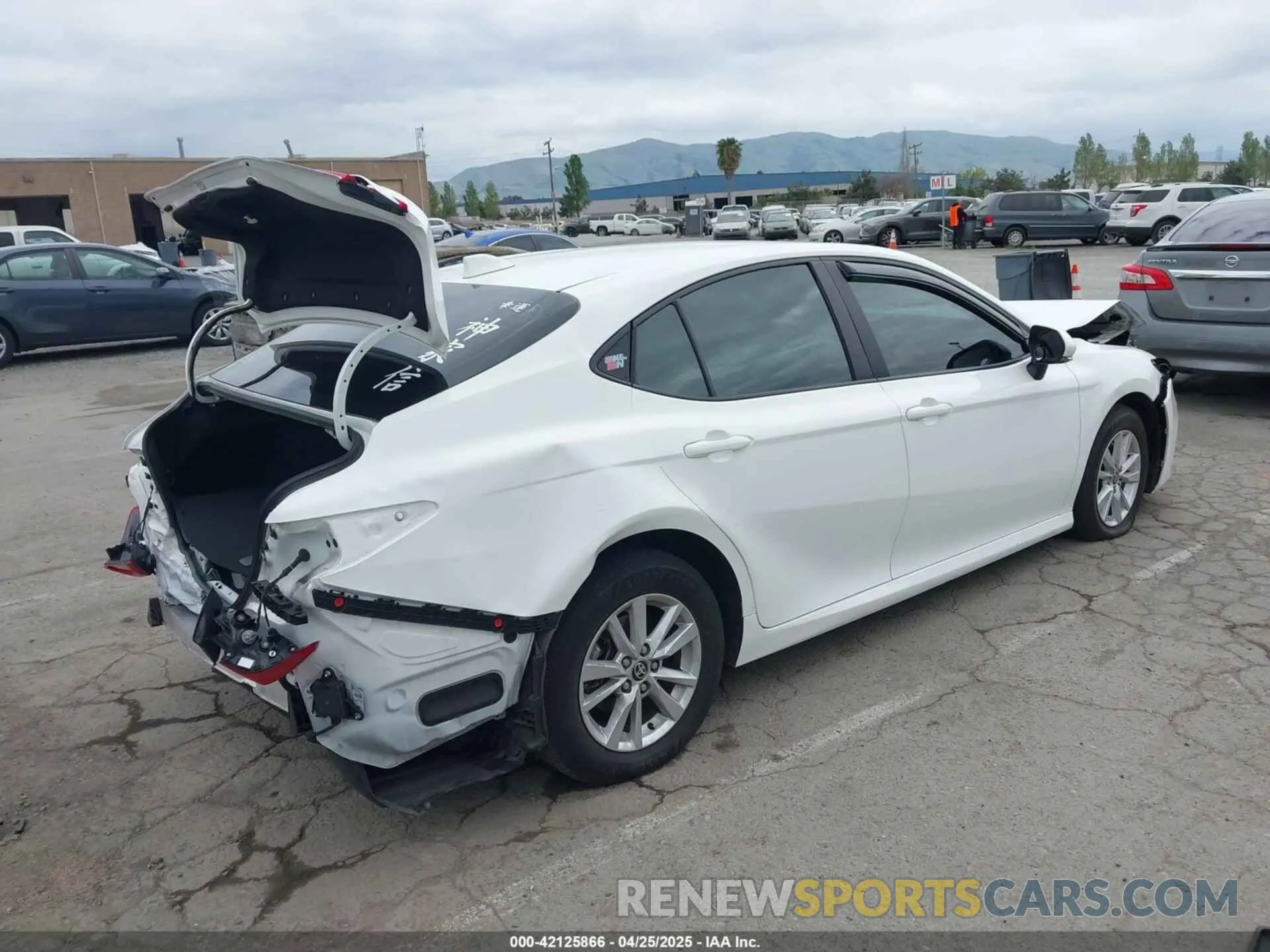4 fotografías del automóvil dañado 4T1DBADK6SU002775 TOYOTA CAMRY 2025