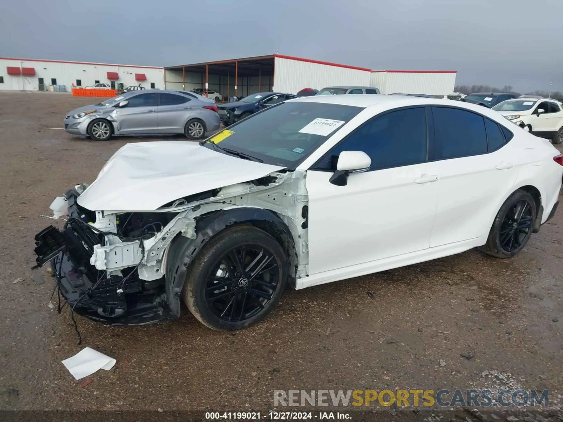 2 fotografías del automóvil dañado 4T1DBADK7SU010576 TOYOTA CAMRY 2025