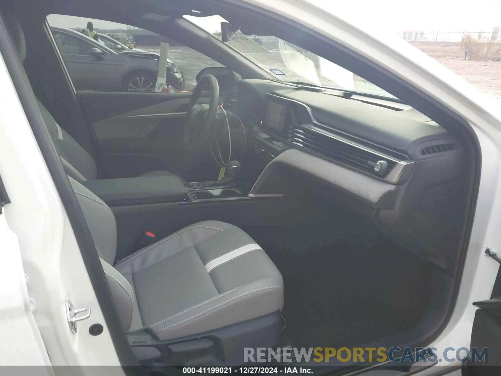 5 fotografías del automóvil dañado 4T1DBADK7SU010576 TOYOTA CAMRY 2025