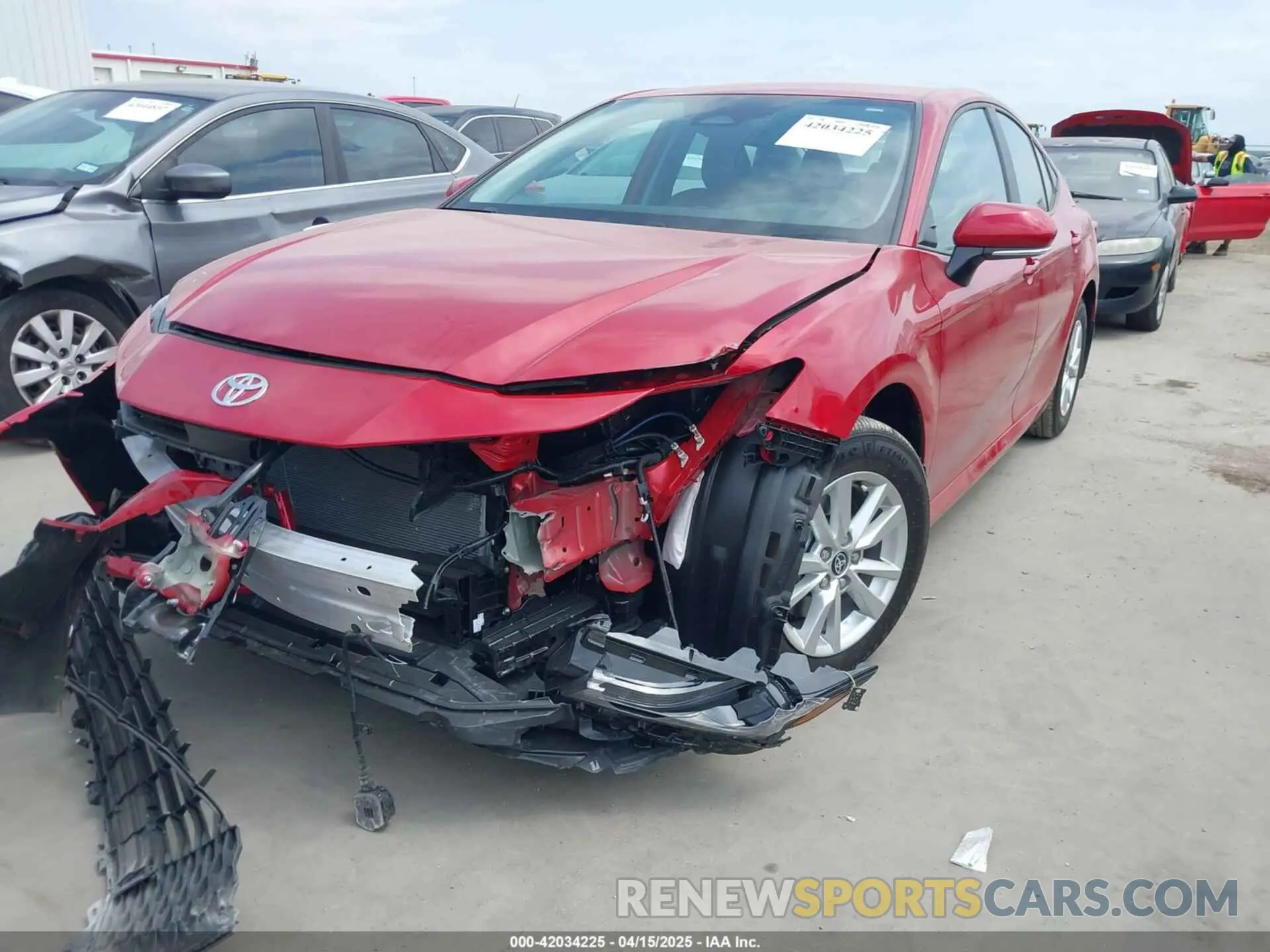 2 fotografías del automóvil dañado 4T1DBADK7SU012621 TOYOTA CAMRY 2025