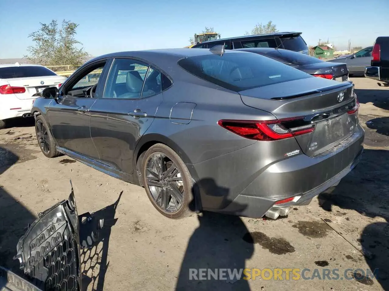 2 fotografías del automóvil dañado 4T1DBADK7SU501651 TOYOTA CAMRY 2025