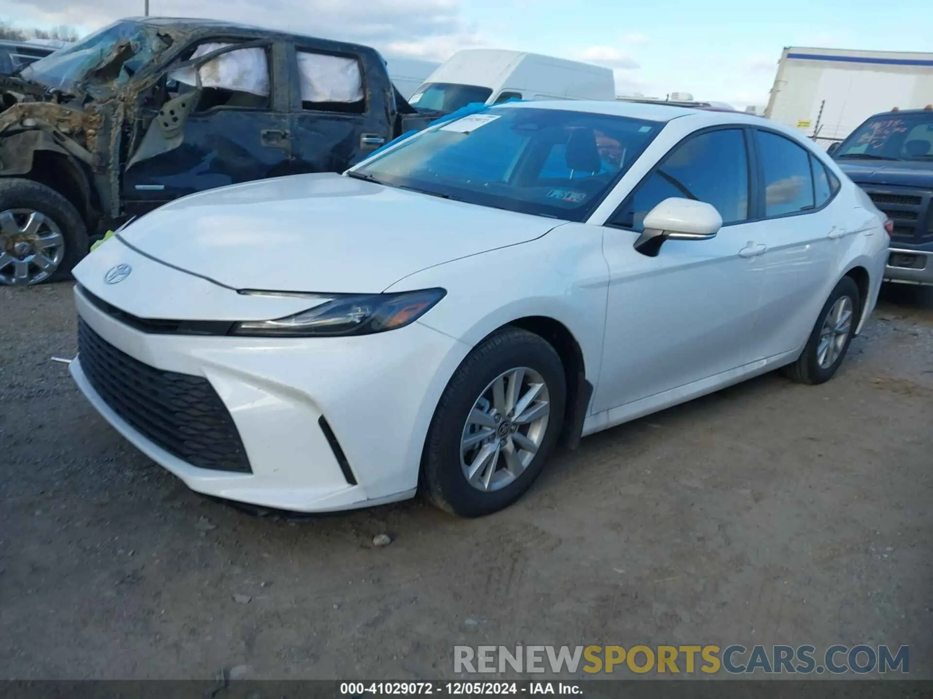 2 fotografías del automóvil dañado 4T1DBADK7SU502508 TOYOTA CAMRY 2025