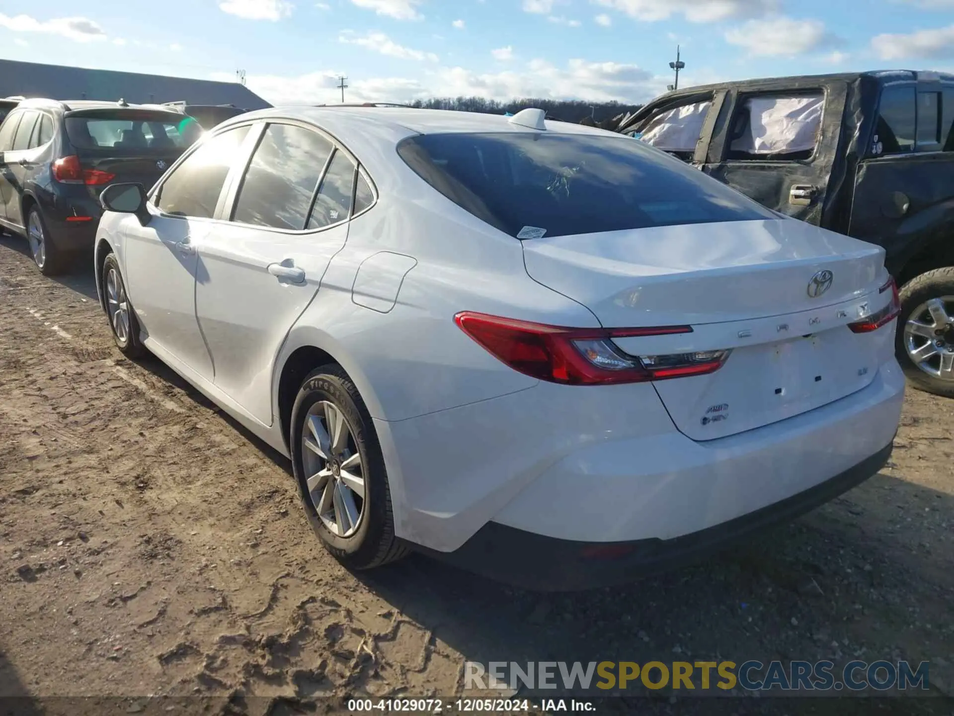 3 fotografías del automóvil dañado 4T1DBADK7SU502508 TOYOTA CAMRY 2025