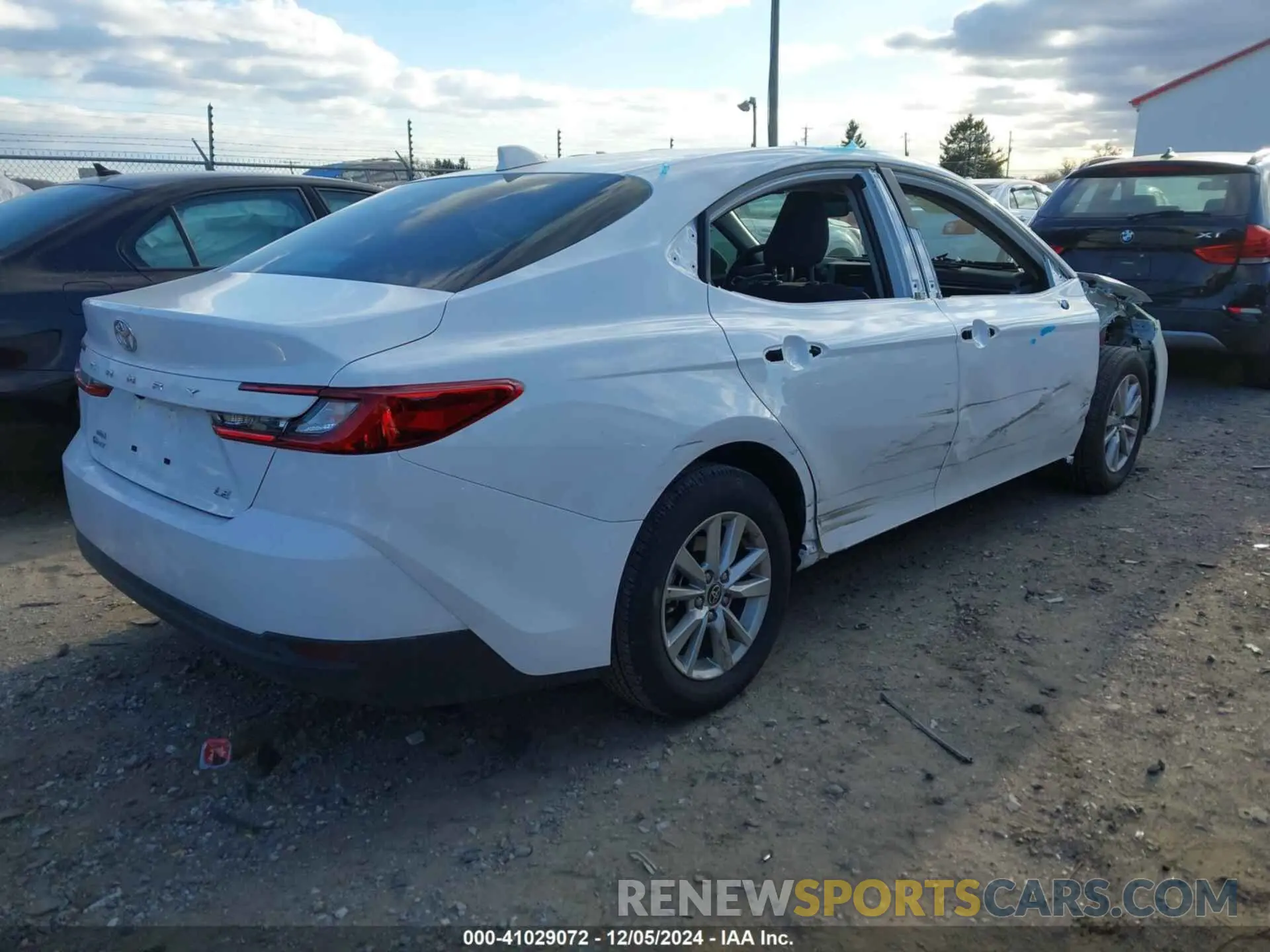 4 fotografías del automóvil dañado 4T1DBADK7SU502508 TOYOTA CAMRY 2025