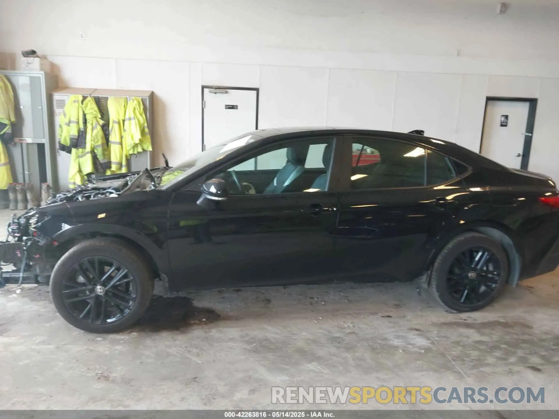 14 fotografías del automóvil dañado 4T1DBADK7SU510284 TOYOTA CAMRY 2025