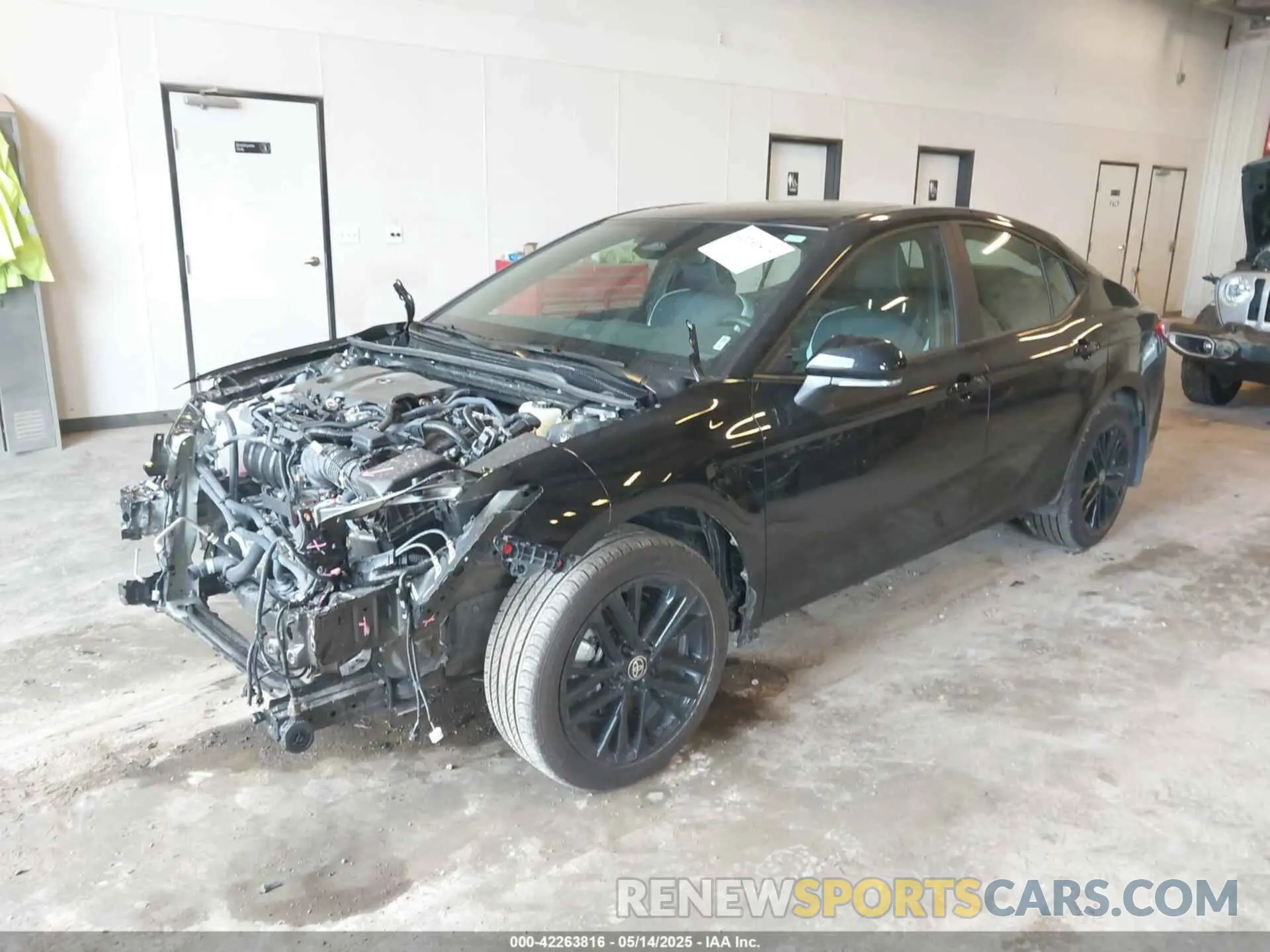 2 fotografías del automóvil dañado 4T1DBADK7SU510284 TOYOTA CAMRY 2025
