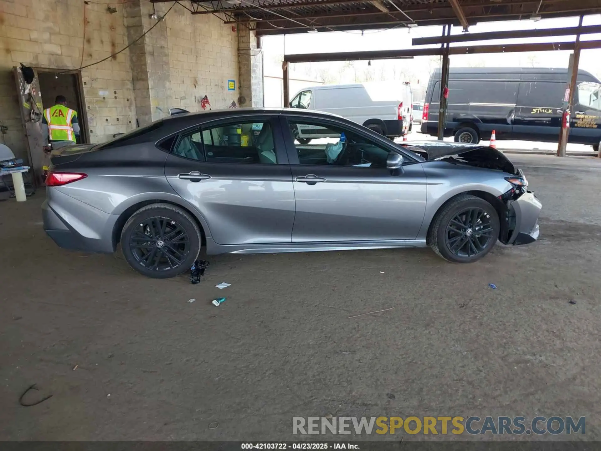 13 fotografías del automóvil dañado 4T1DBADK7SU512195 TOYOTA CAMRY 2025