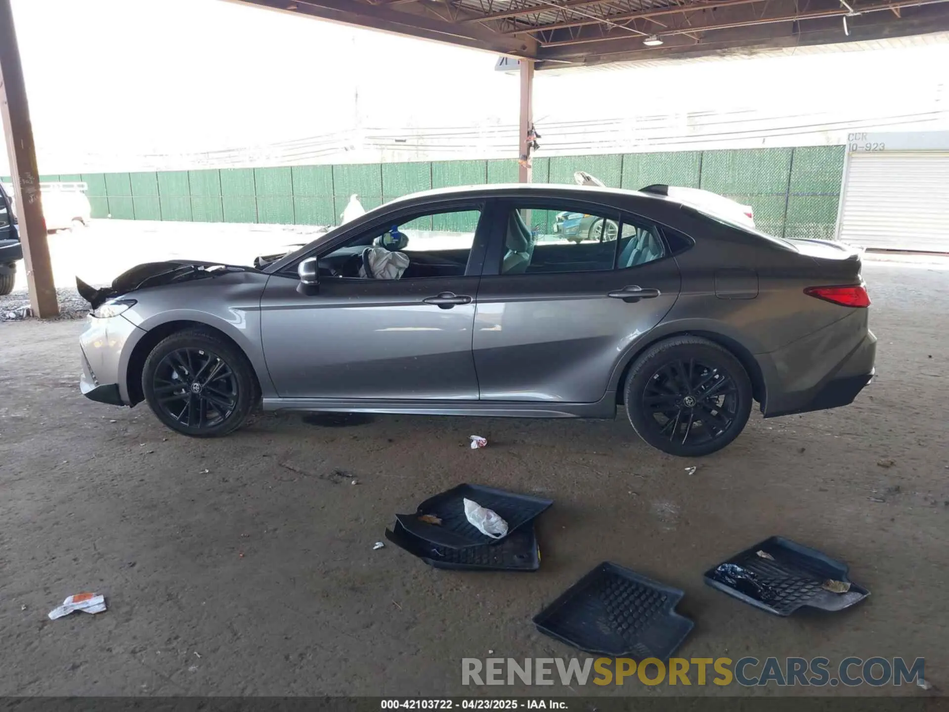 14 fotografías del automóvil dañado 4T1DBADK7SU512195 TOYOTA CAMRY 2025