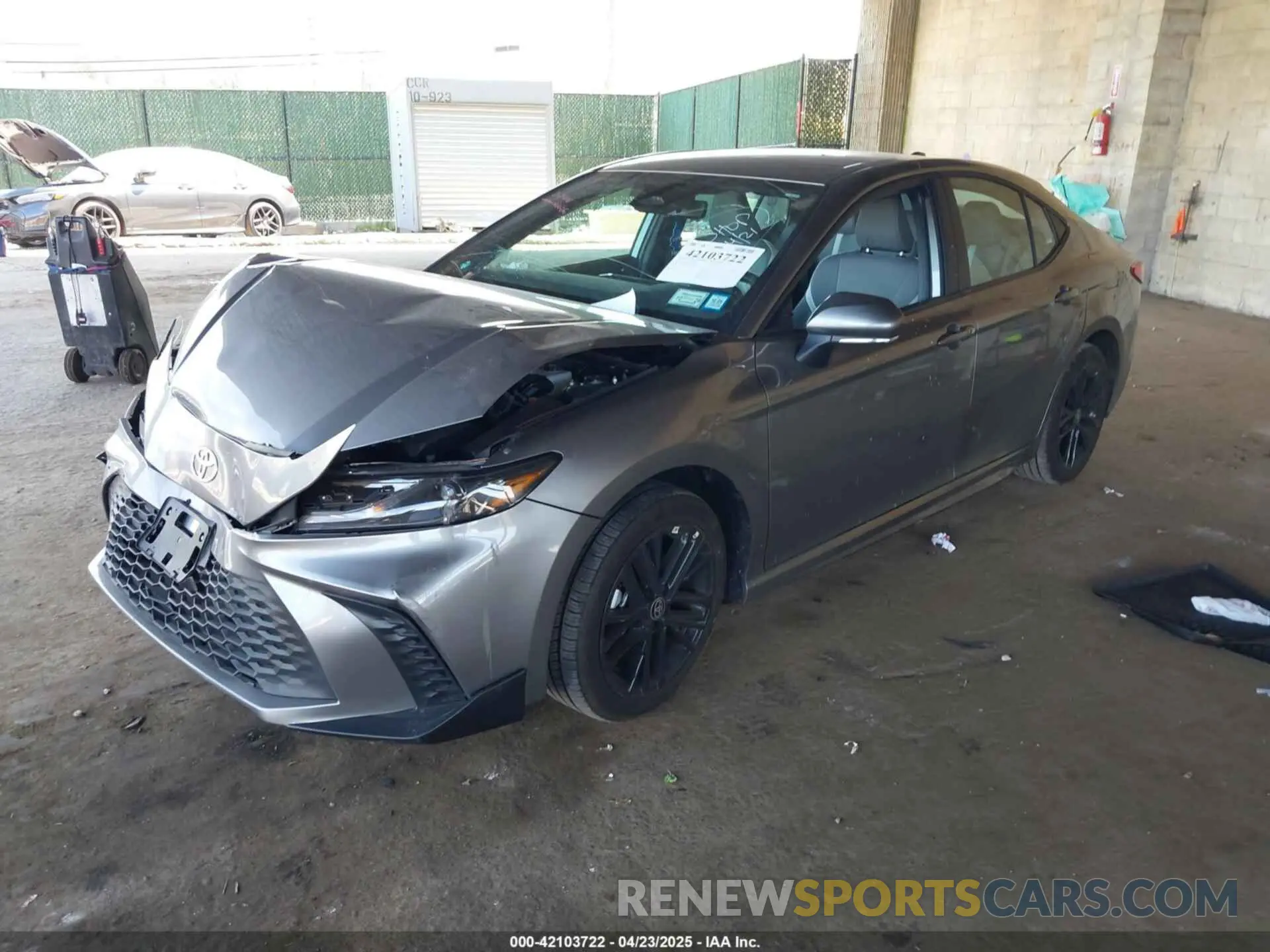 2 fotografías del automóvil dañado 4T1DBADK7SU512195 TOYOTA CAMRY 2025