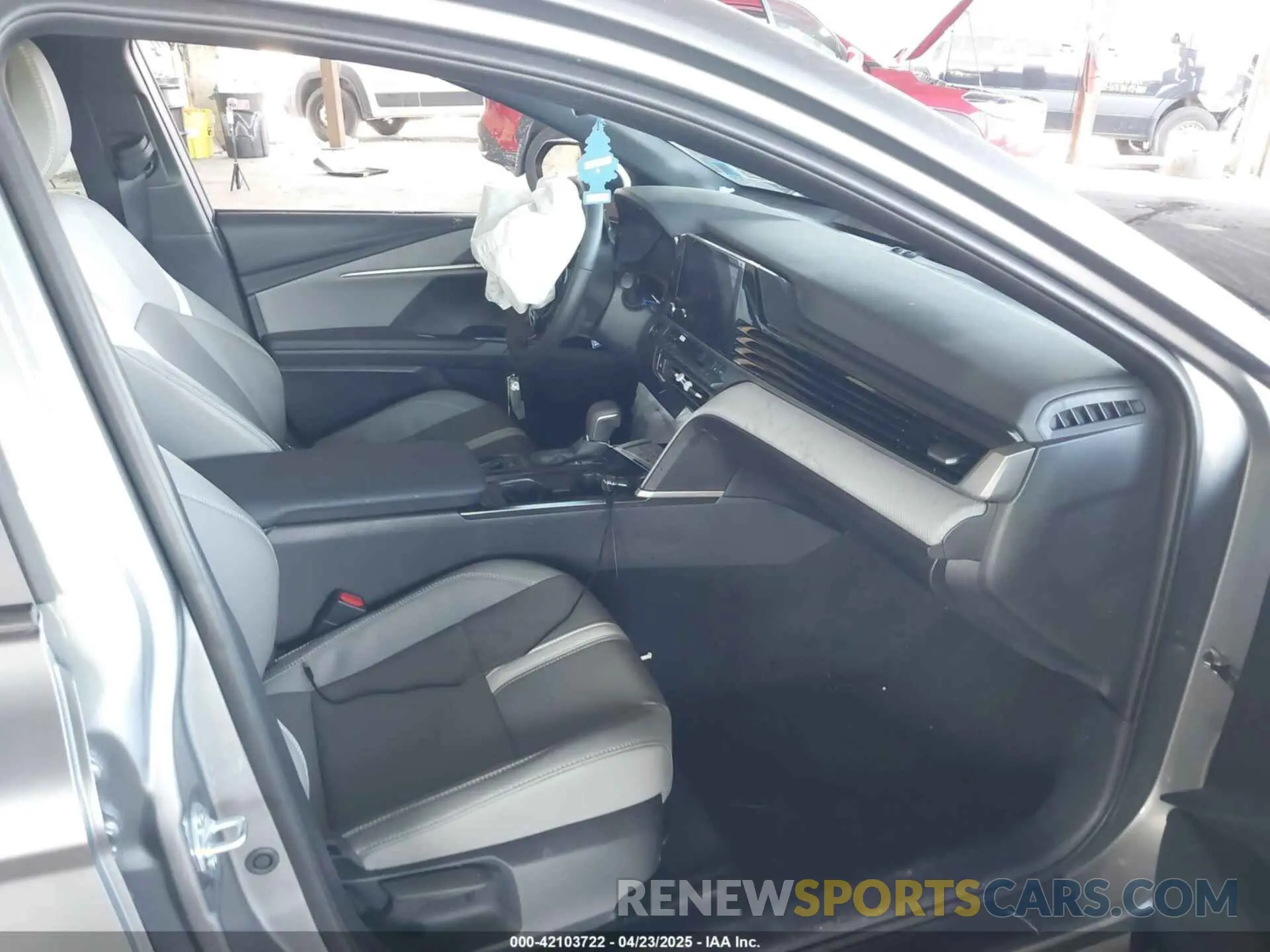 5 fotografías del automóvil dañado 4T1DBADK7SU512195 TOYOTA CAMRY 2025