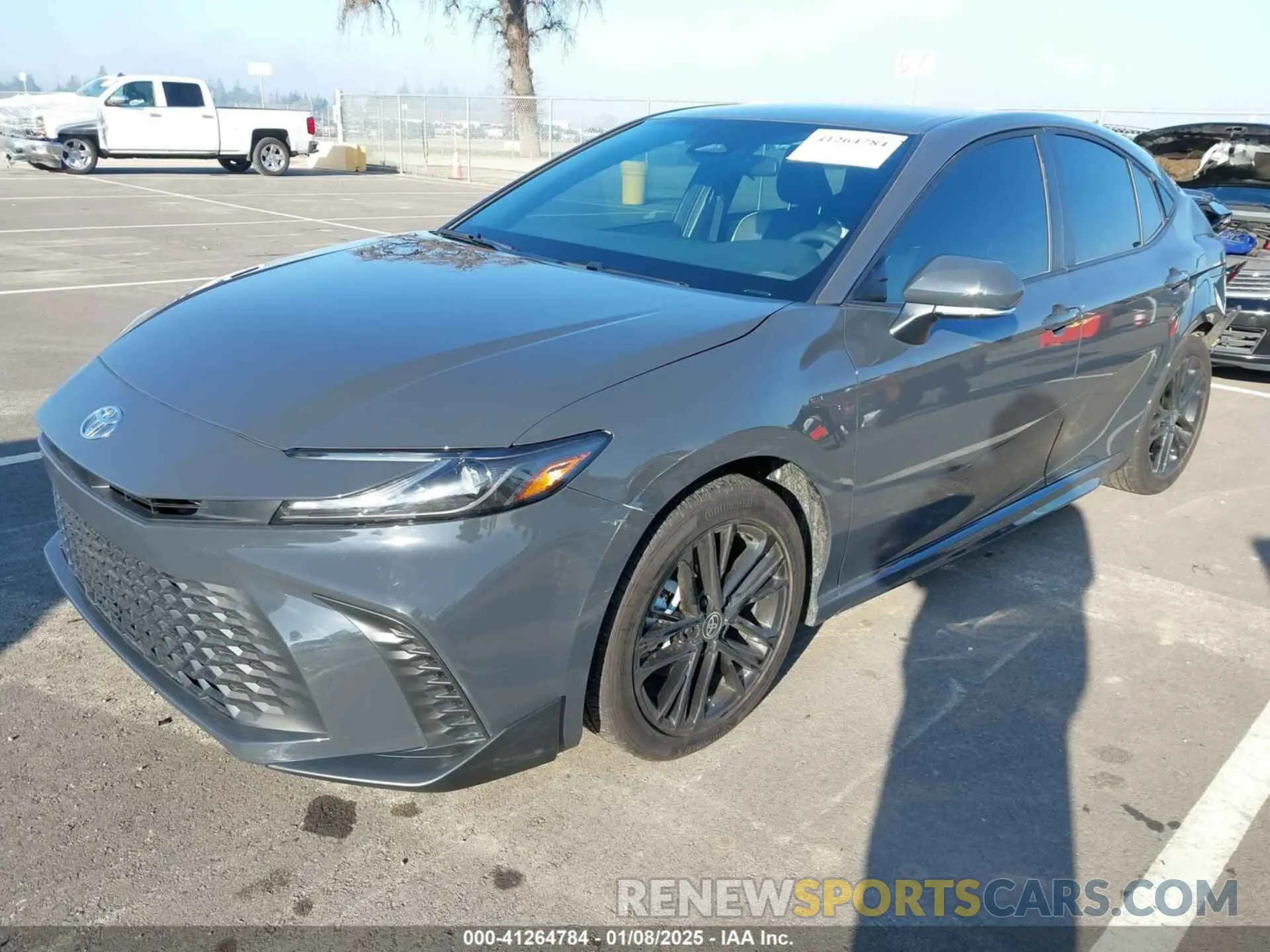 2 fotografías del automóvil dañado 4T1DBADK8SU500685 TOYOTA CAMRY 2025