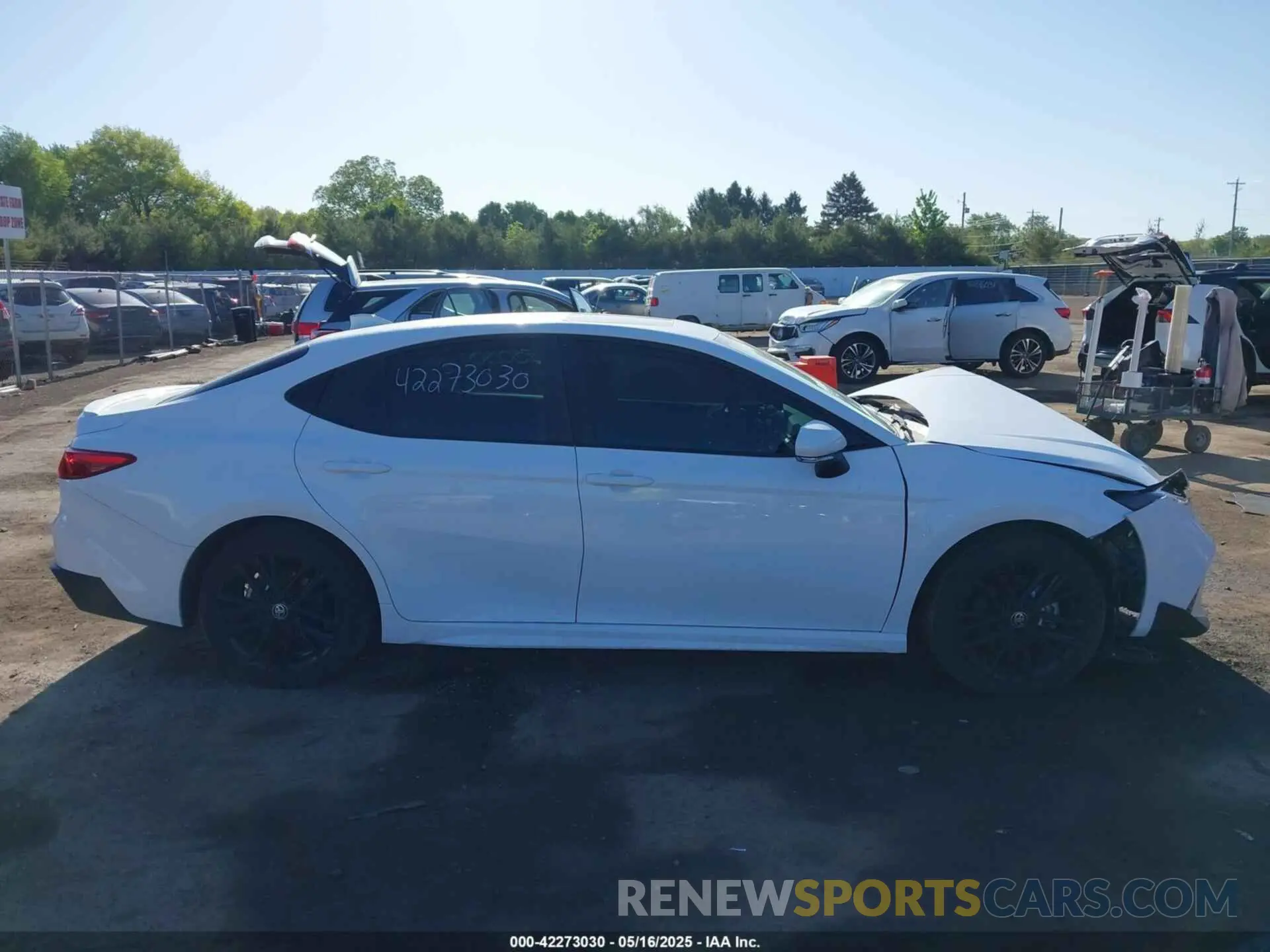 14 fotografías del automóvil dañado 4T1DBADK8SU519611 TOYOTA CAMRY 2025
