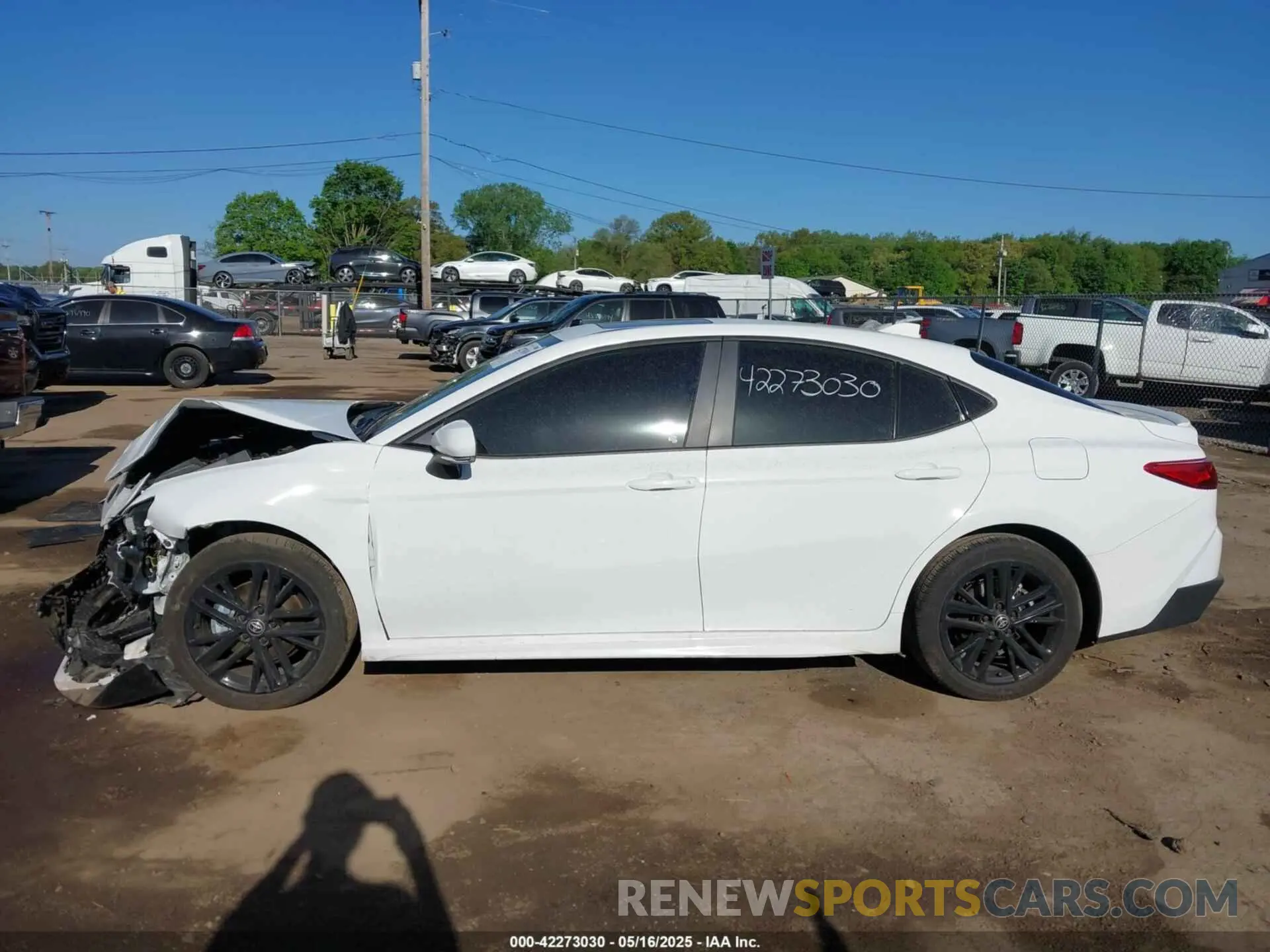 15 fotografías del automóvil dañado 4T1DBADK8SU519611 TOYOTA CAMRY 2025