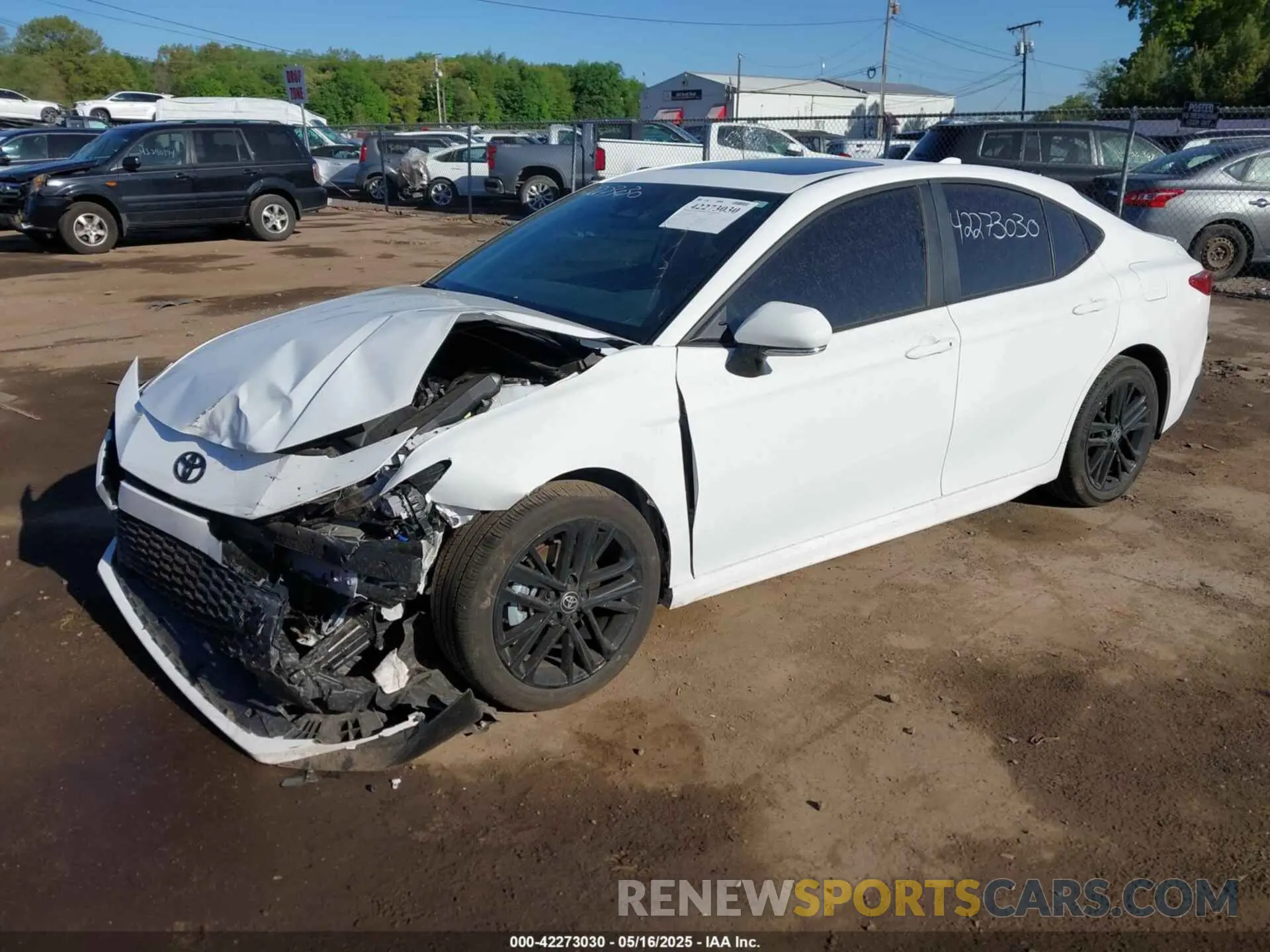 2 fotografías del automóvil dañado 4T1DBADK8SU519611 TOYOTA CAMRY 2025