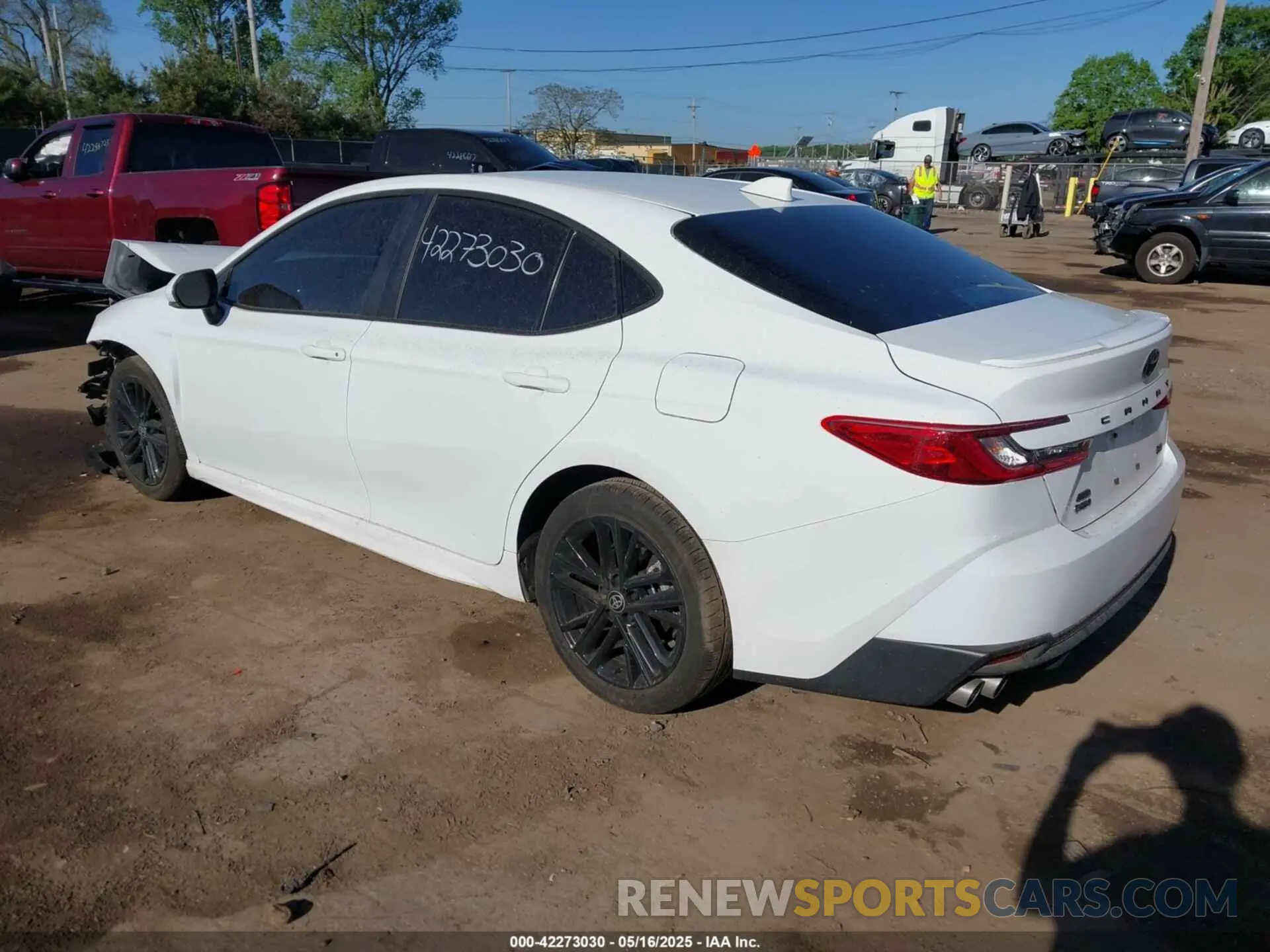 3 fotografías del automóvil dañado 4T1DBADK8SU519611 TOYOTA CAMRY 2025