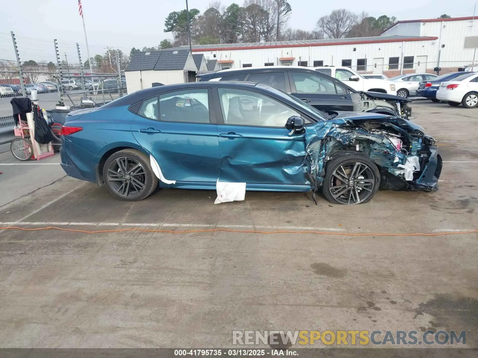 13 fotografías del automóvil dañado 4T1DBADK9SU005931 TOYOTA CAMRY 2025
