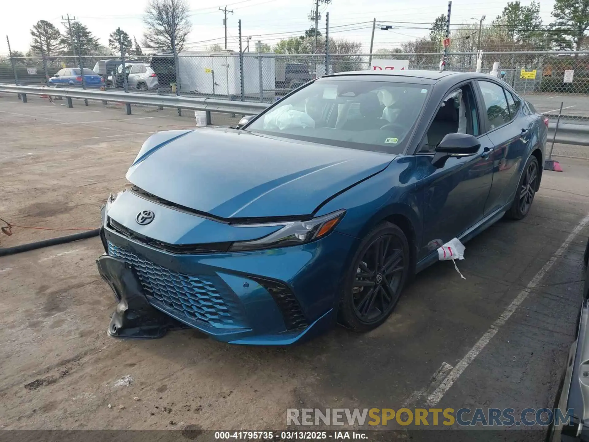 2 fotografías del automóvil dañado 4T1DBADK9SU005931 TOYOTA CAMRY 2025