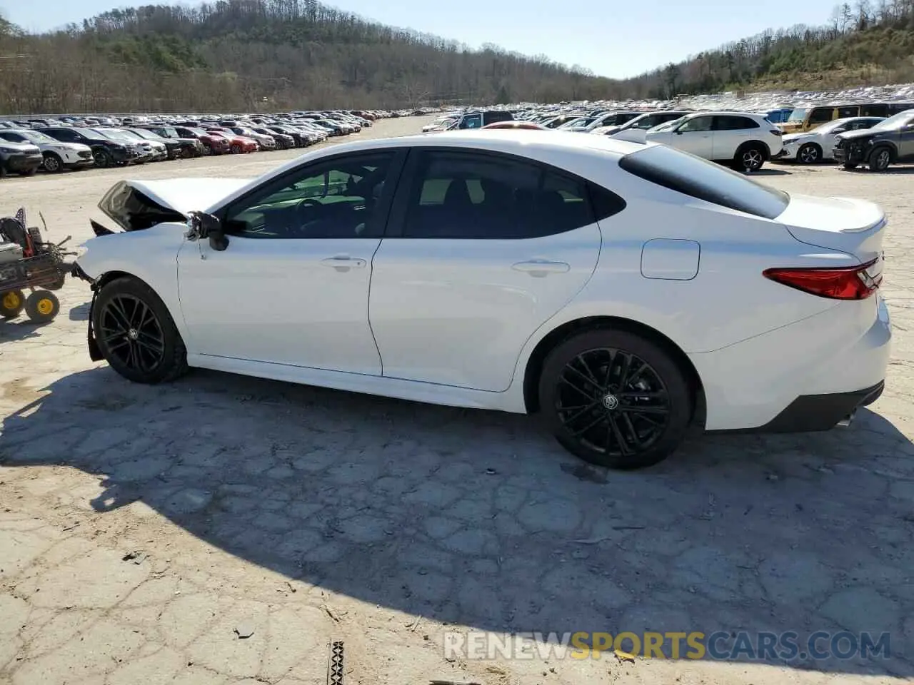 2 fotografías del automóvil dañado 4T1DBADK9SU512604 TOYOTA CAMRY 2025