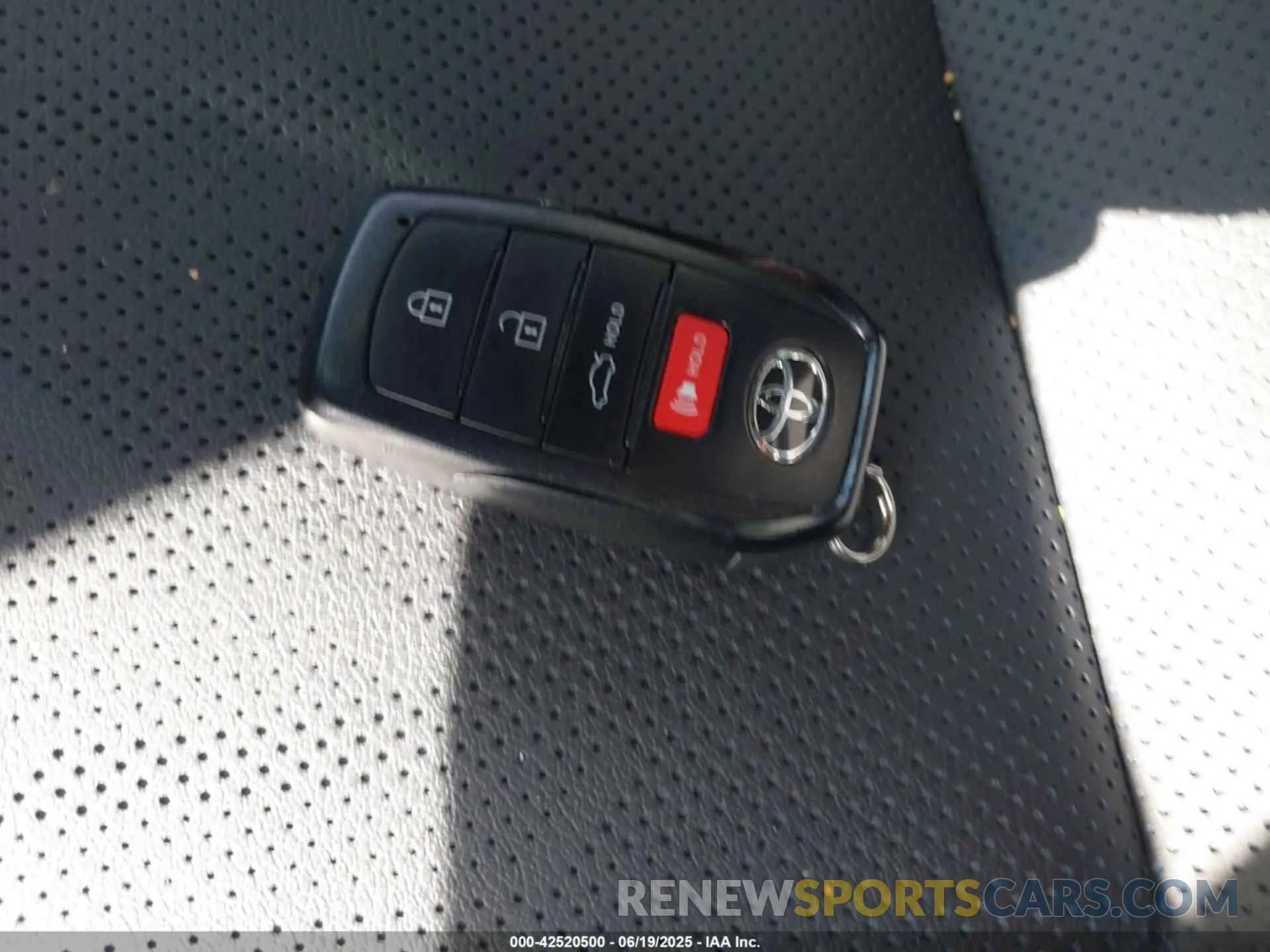 11 fotografías del automóvil dañado 4T1DBADKXSU501997 TOYOTA CAMRY 2025