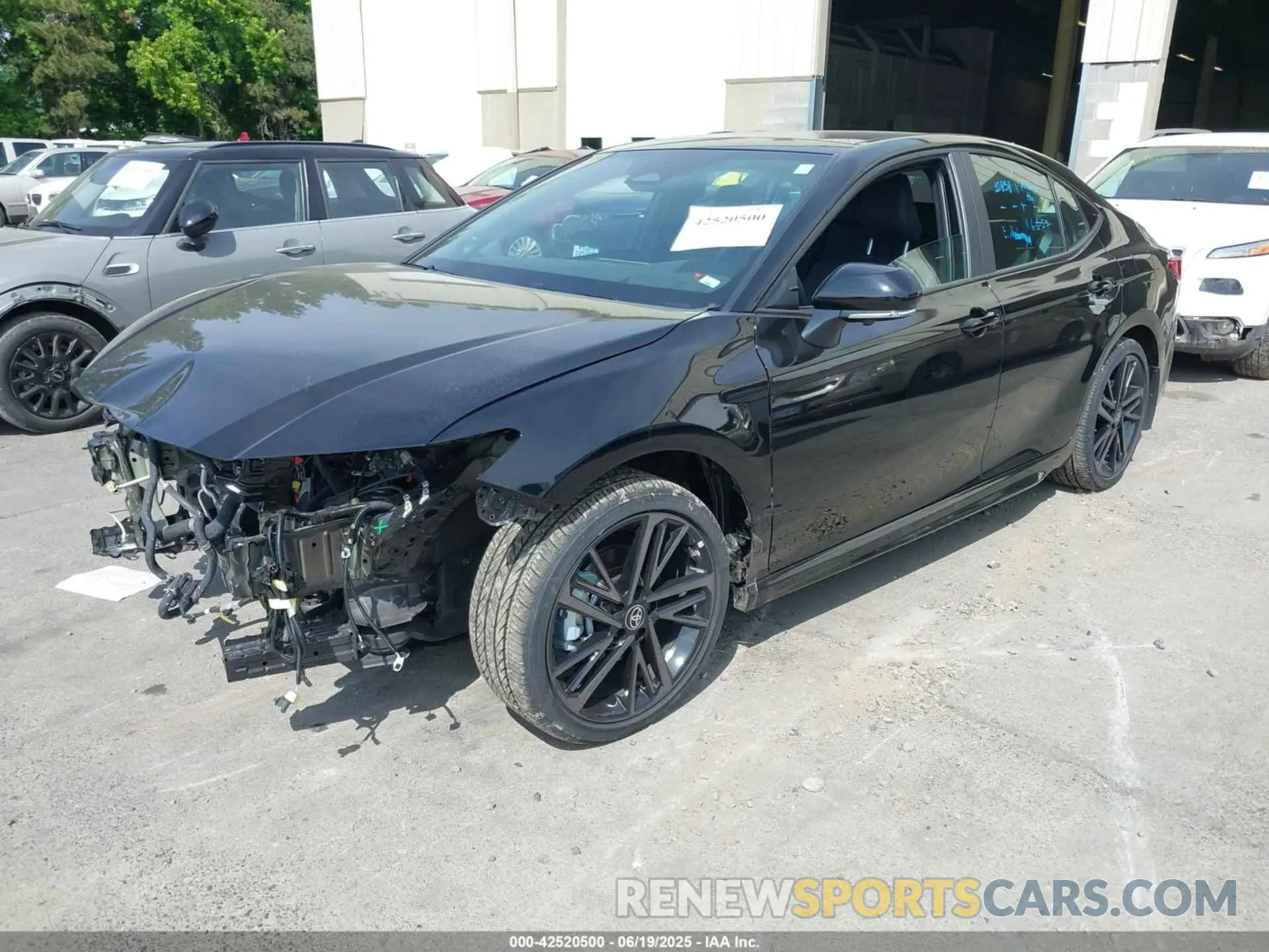 2 fotografías del automóvil dañado 4T1DBADKXSU501997 TOYOTA CAMRY 2025
