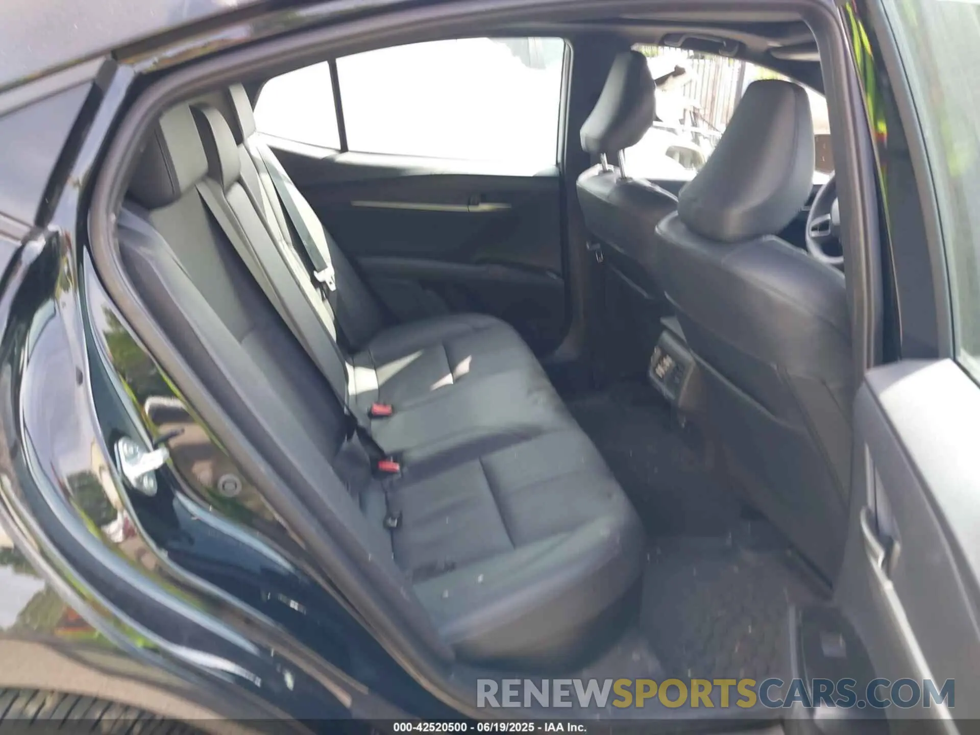 8 fotografías del automóvil dañado 4T1DBADKXSU501997 TOYOTA CAMRY 2025