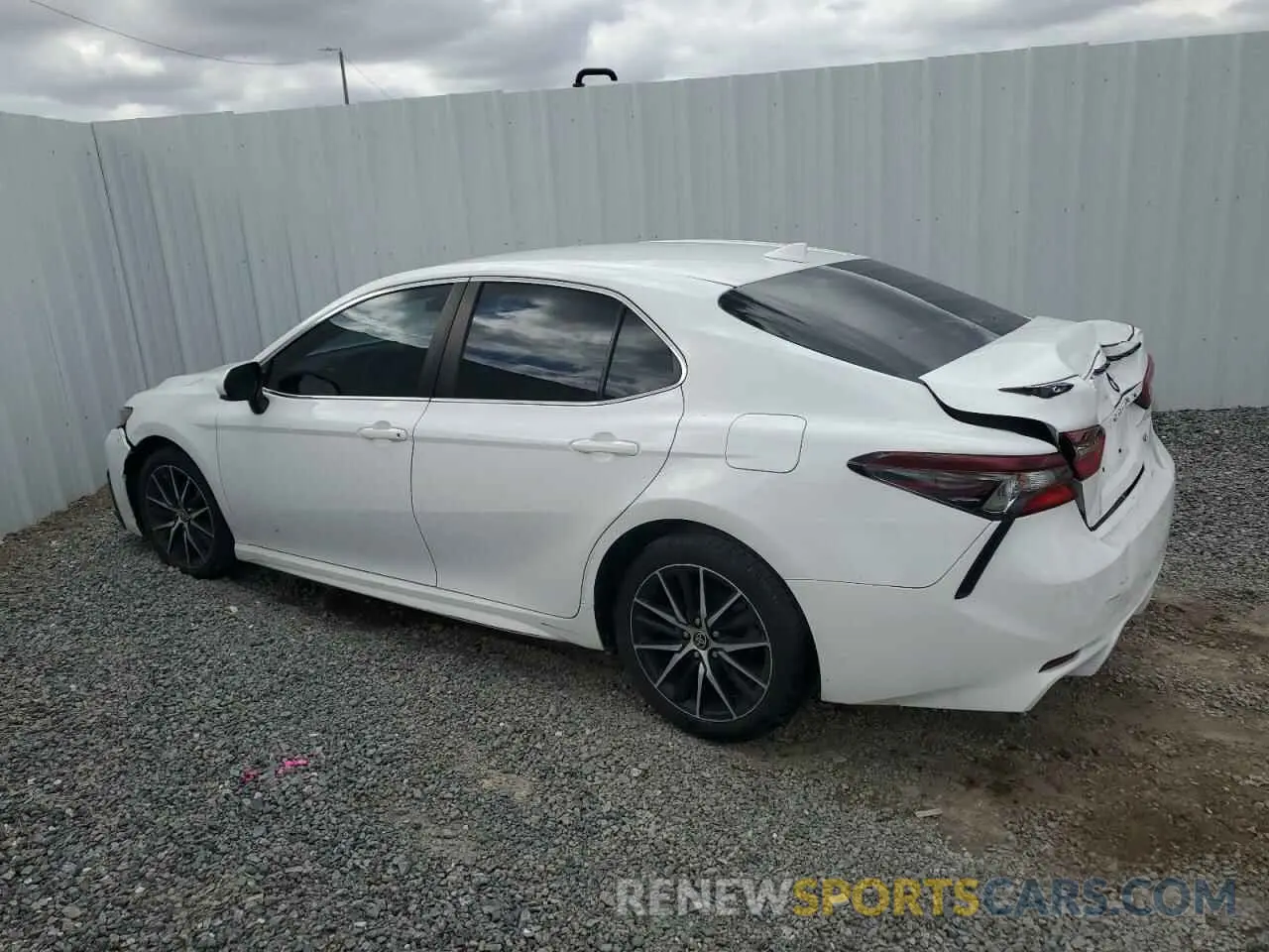 2 fotografías del automóvil dañado 4T1G11AK3MU579464 TOYOTA CAMRY 2025