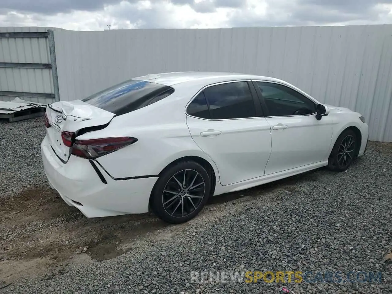 3 fotografías del automóvil dañado 4T1G11AK3MU579464 TOYOTA CAMRY 2025
