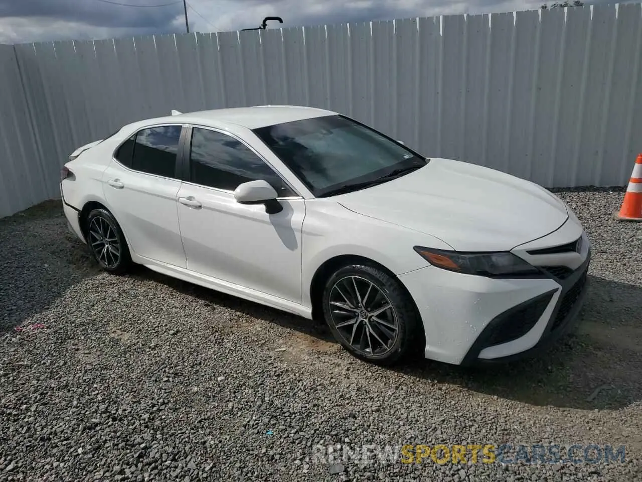4 fotografías del automóvil dañado 4T1G11AK3MU579464 TOYOTA CAMRY 2025