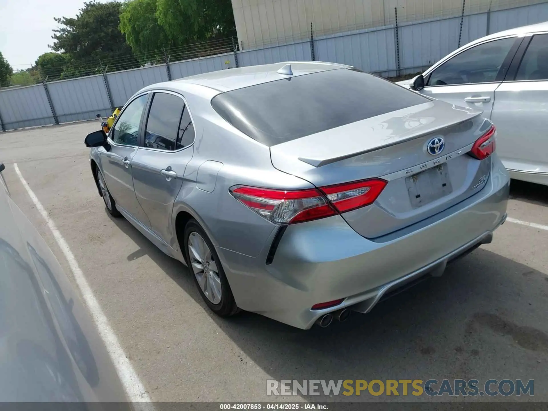3 fotografías del automóvil dañado 4T1B21HK2KU011328 TOYOTA CAMRY HYBRID 2019