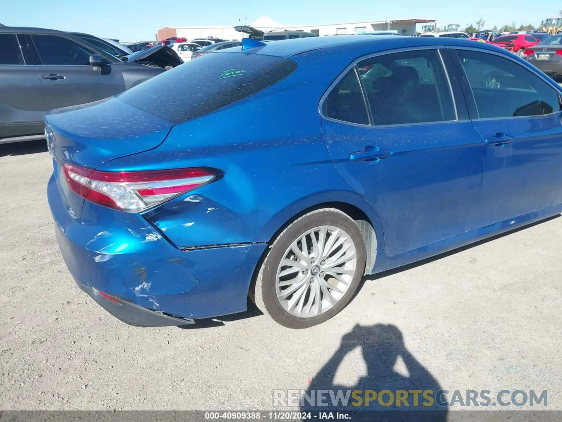 17 fotografías del automóvil dañado 4T1B21HK8KU011110 TOYOTA CAMRY HYBRID 2019