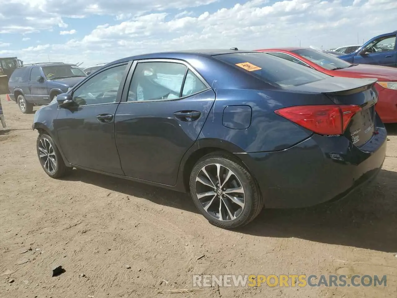 2 fotografías del automóvil dañado 2T1BURHE2JC039939 TOYOTA COROLLA 2018