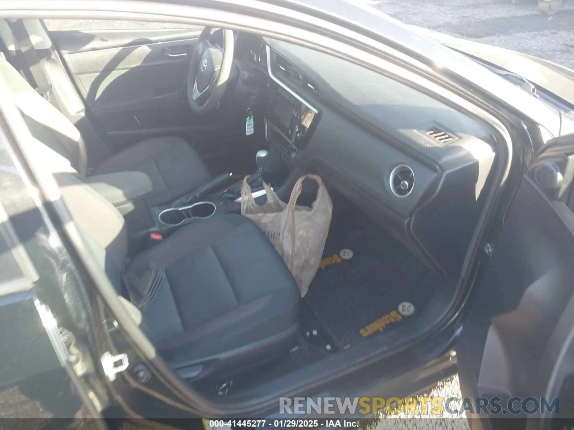 5 fotografías del automóvil dañado 2T1BURHE6KC155100 TOYOTA COROLLA 2019