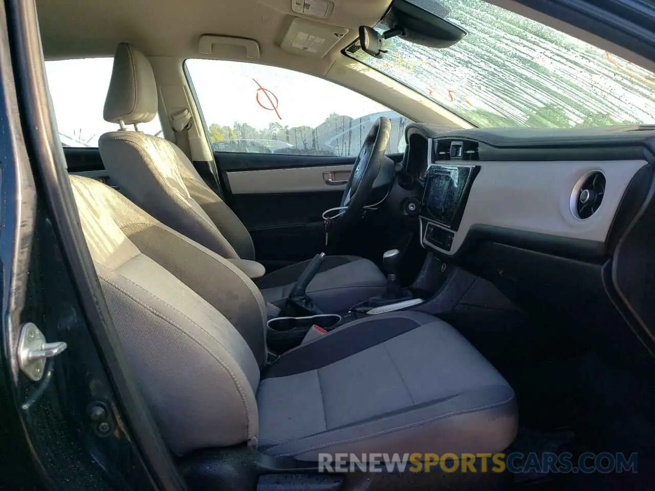 5 fotografías del automóvil dañado 2T1BURHE6KC156683 TOYOTA COROLLA 2019