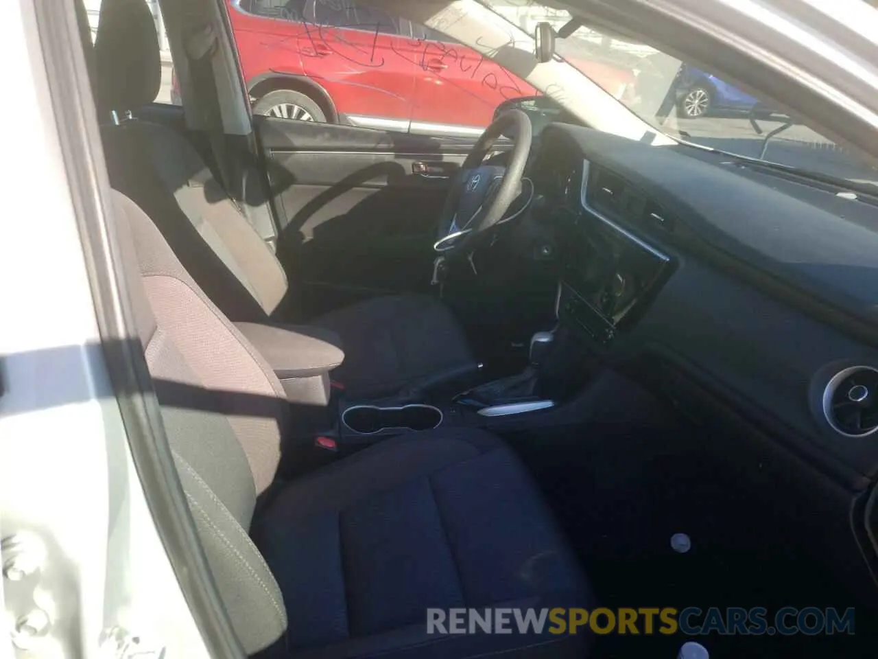 5 fotografías del automóvil dañado 2T1BURHE6KC243077 TOYOTA COROLLA 2019